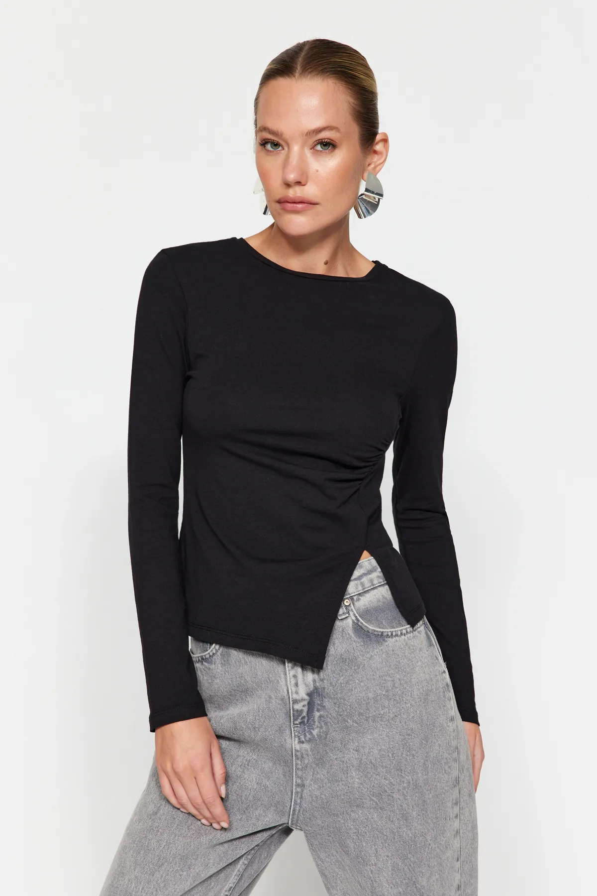 Trendyol Collection  Schwarze Strickbluse aus Baumwolle mit gerafftem Rundhalsausschnitt und einfachem Schlitz und detailliertem Schnitt TWOAW24BZ00388