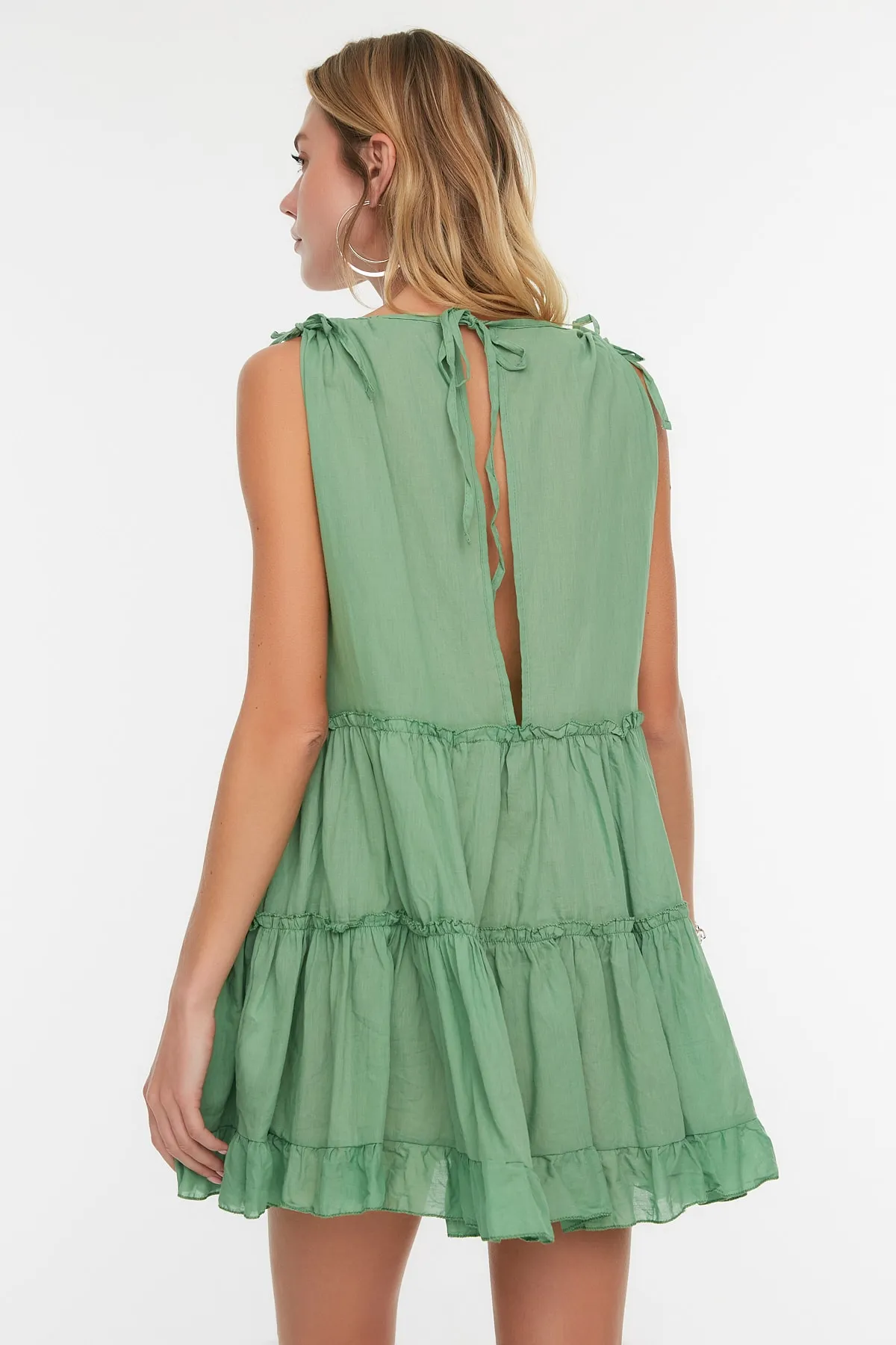 Trendyol Collection  Grünes, weit geschnittenes Mini-Strandkleid mit gewebten Rüschen aus 100 % Baumwolle TBESS21EL1247