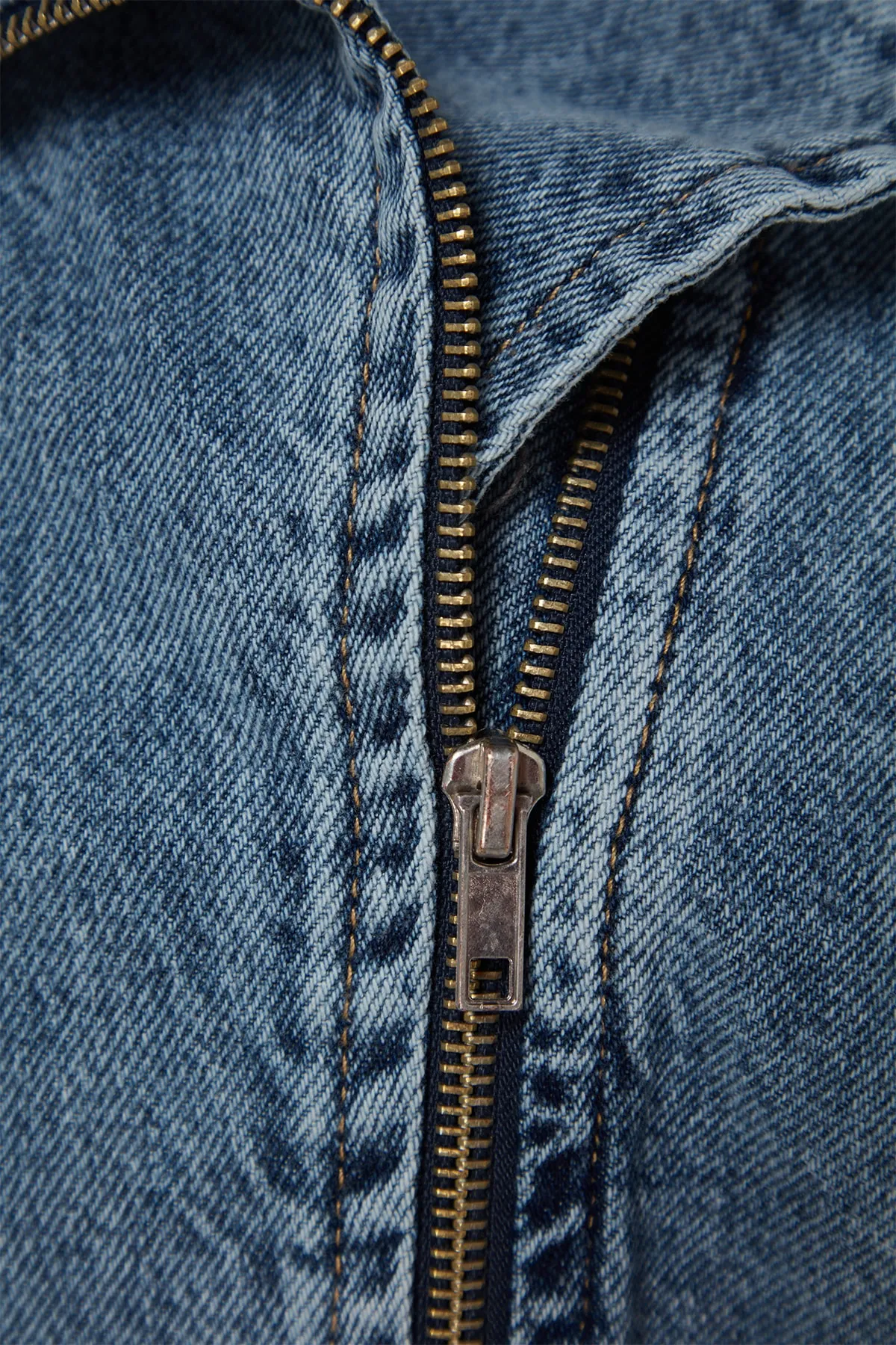 Trendyol Collection  Blaue Biker-Jeansjacke mit Reißverschlussdetail TWOSS23CE00050