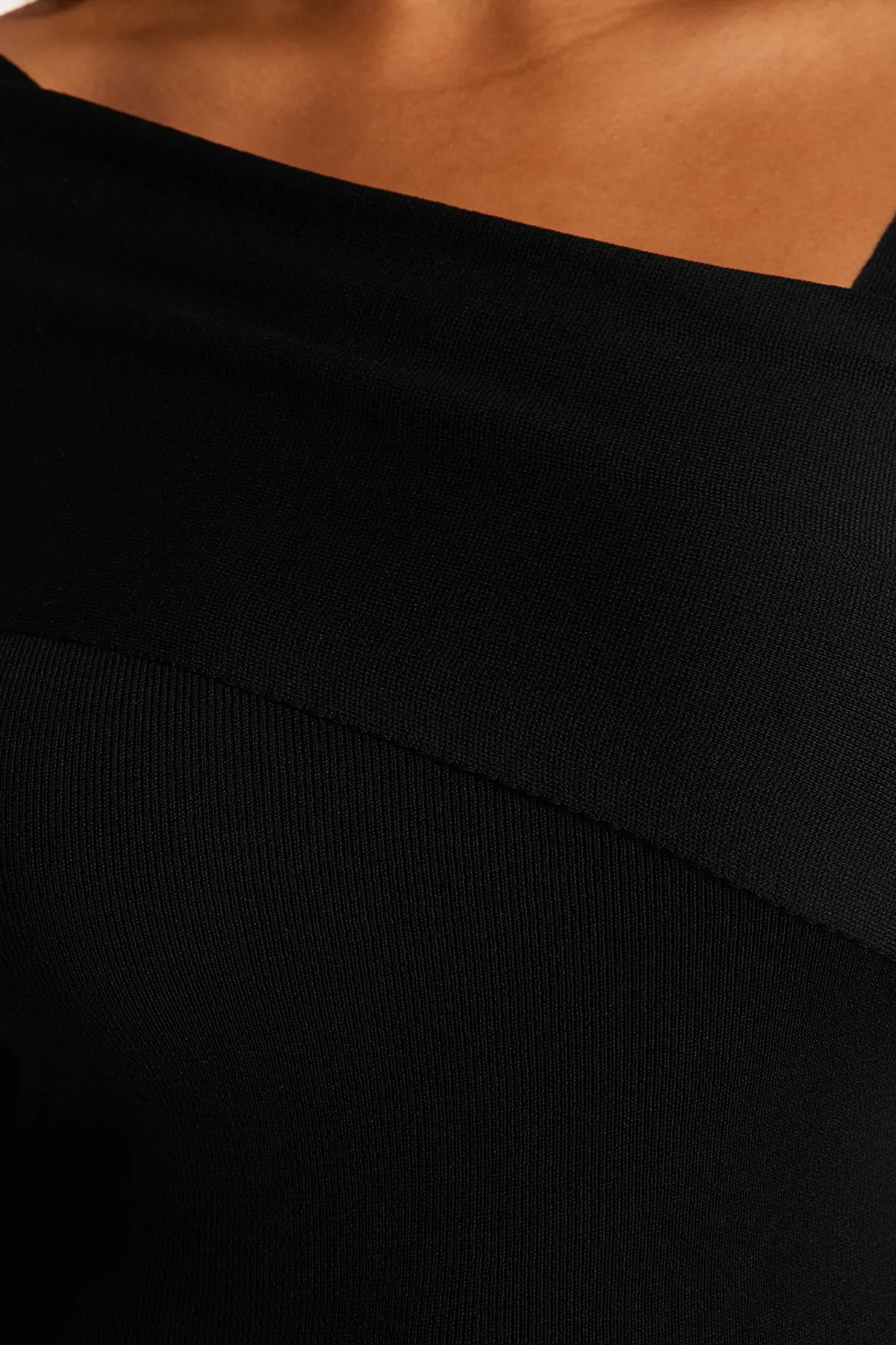 Trendyol Curve  Schwarzer Strickpullover mit asymmetrischem Kragen TBBAW24AN00018