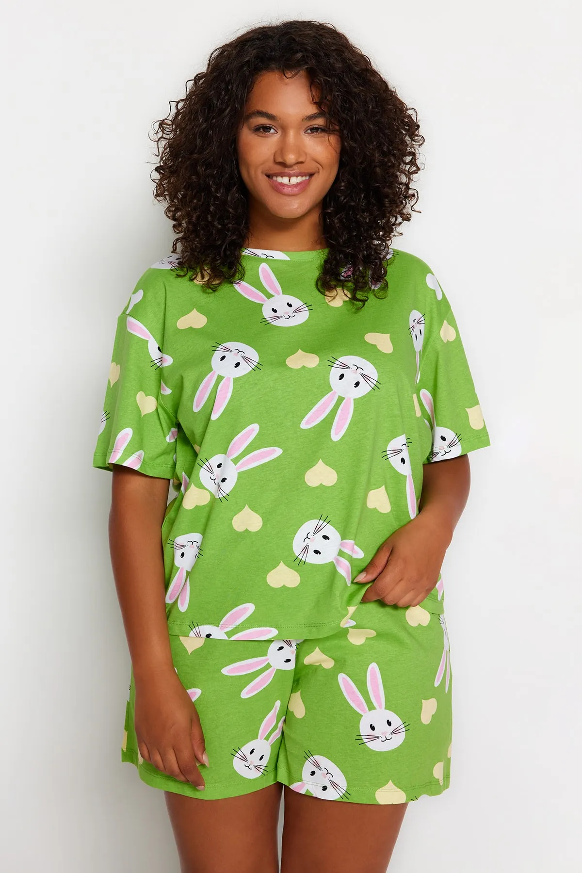 Trendyol Curve  Gestricktes Pyjama-Set aus Baumwolle mit grünem Kaninchenmotiv TBSSS23AI00022