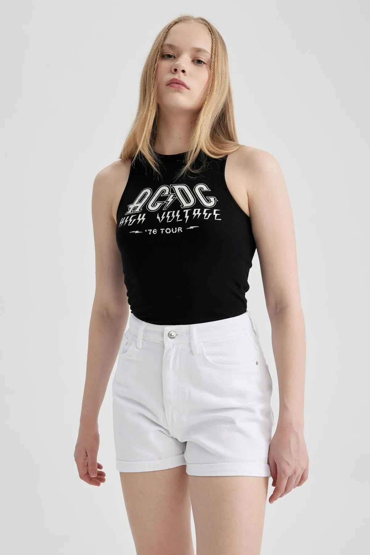 DeFacto  Weiße Jeansshorts mit hoher Taille und umgeschlagenem Bein im Mom-Fit, 100 % Baumwolle, A2625ax23sm