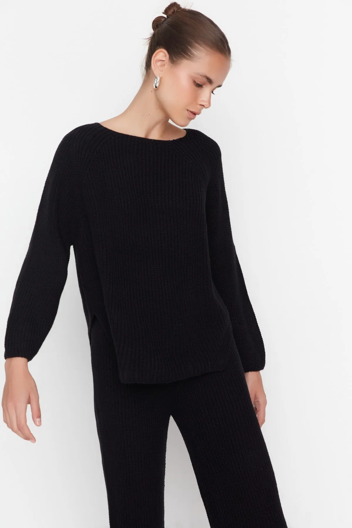 Trendyol Collection  Schwarzes Strickoberteil und -unterteil-Set mit detailliertem Strickmuster TWOAW23AU00037