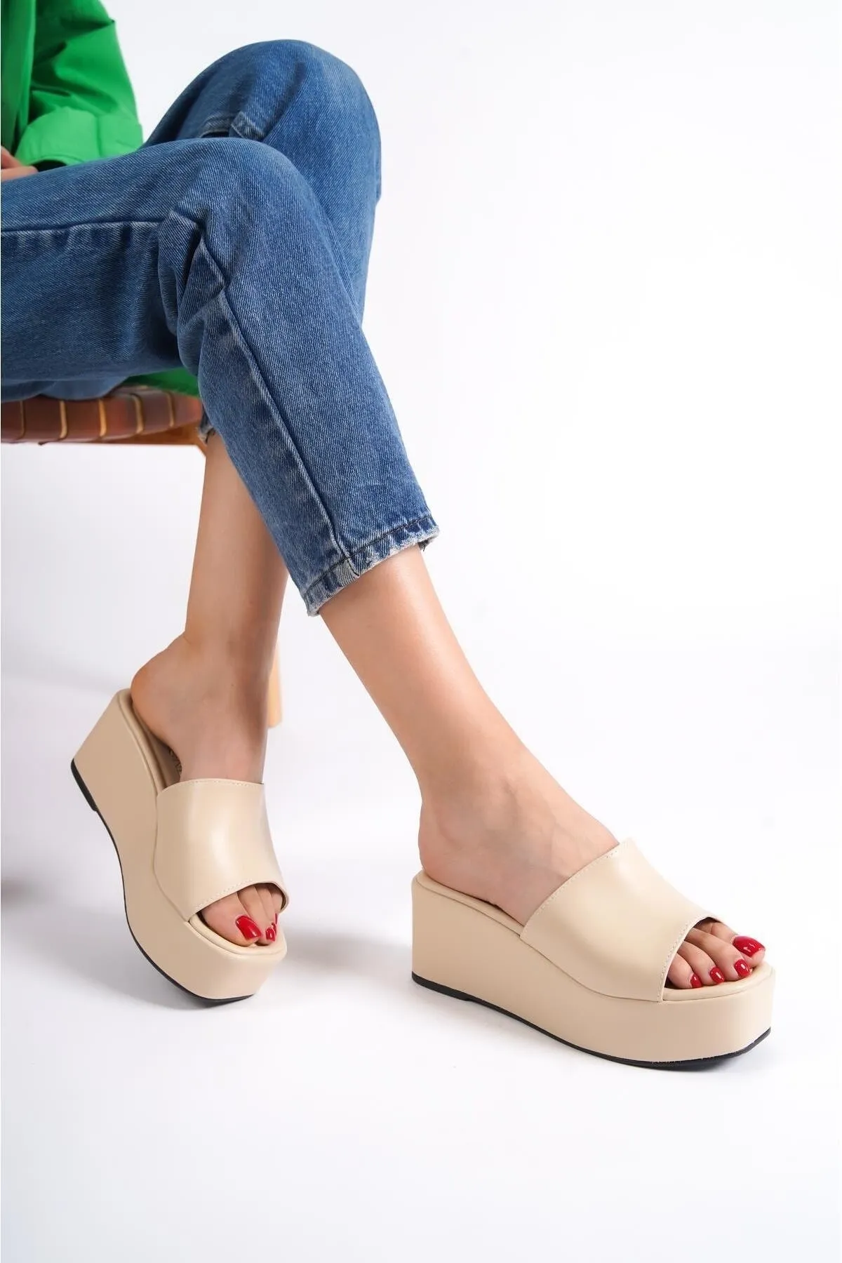 Capone Outfitters  Capone Skin Wedge Heeled Single Strap Beige Damen-Flatform-Hausschuhe
