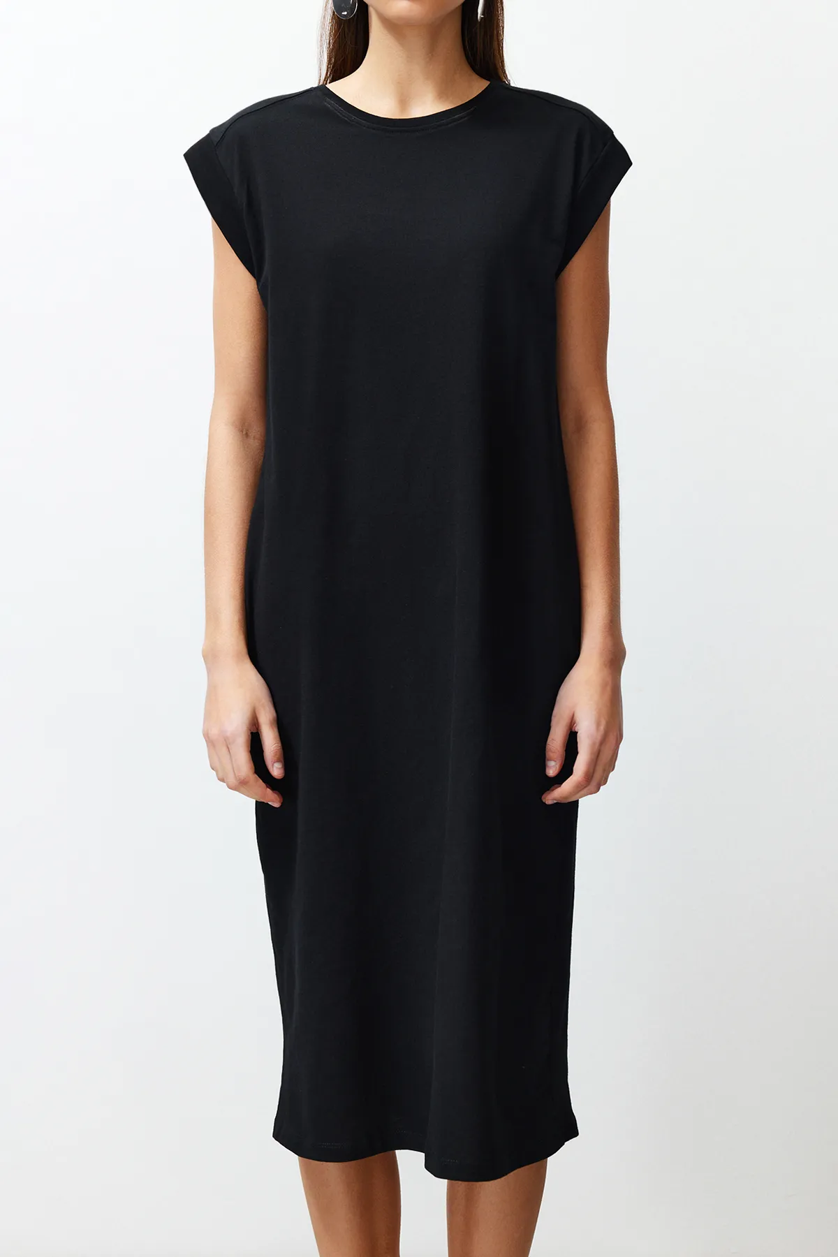 Trendyol Collection  Schwarzes, schlichtes T-Shirt-Kleid aus 100 % Baumwolle, Etuikleid mit Mondärmeln und bequemem Schnitt, Midi-Midikleid TWOSS24EL00126