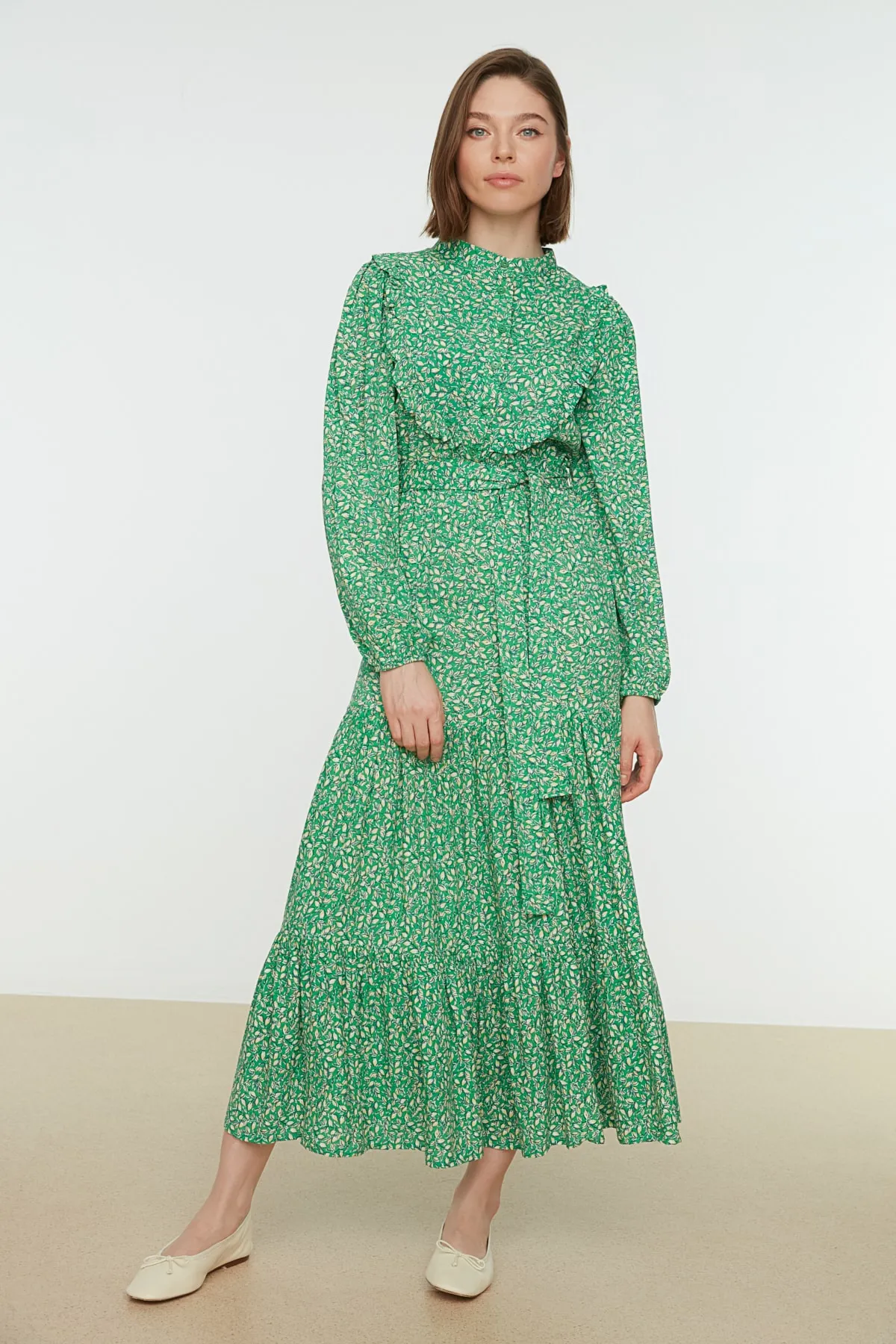 Trendyol Modest  Grünes, kleines, mit Blumenmuster bedrucktes, gewebtes Kleid mit Rüschen und Gürtel TCTSS21EL3340