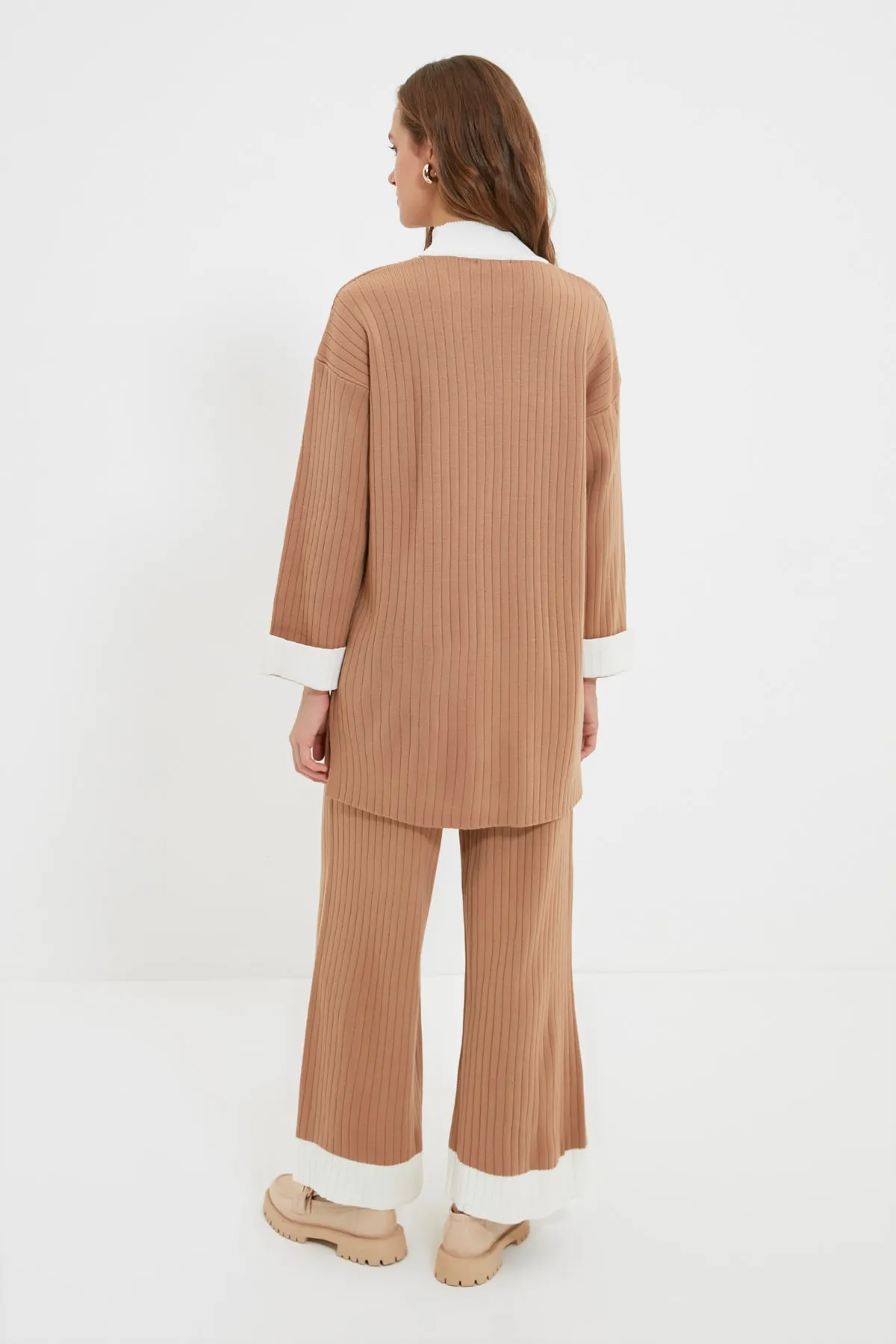 Trendyol Modest  Kamelfarbener Strickanzug mit Stehkragen und Farbblockdesign aus Kordelzug und Pullover-Hose TCTAW22US0080