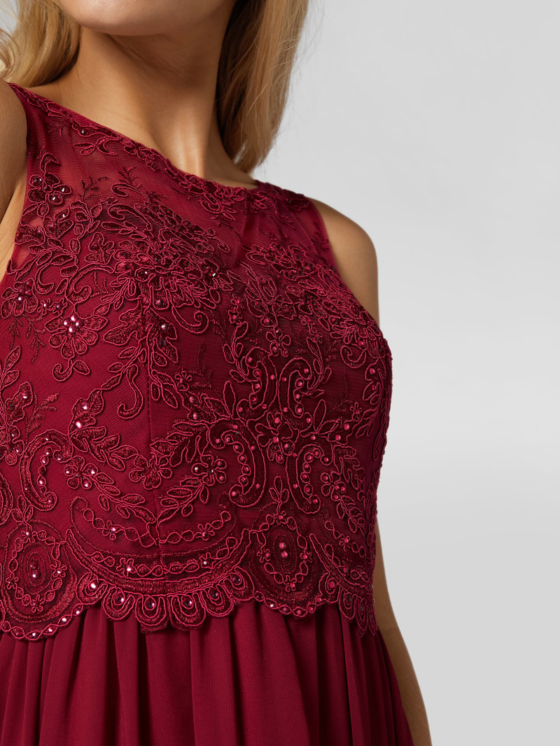 Abendkleid mit Ziersteinen und floralen Stickereien in kirschrot