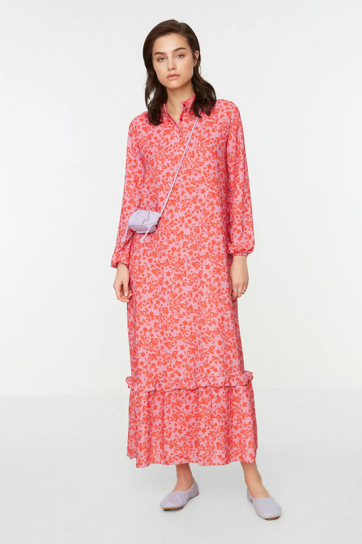 Trendyol Modest  Rotes, gewebtes Kleid mit Blumenmuster, halber Knopfleiste und Rüschenspitze, gefüttert TCTSS21EL3353