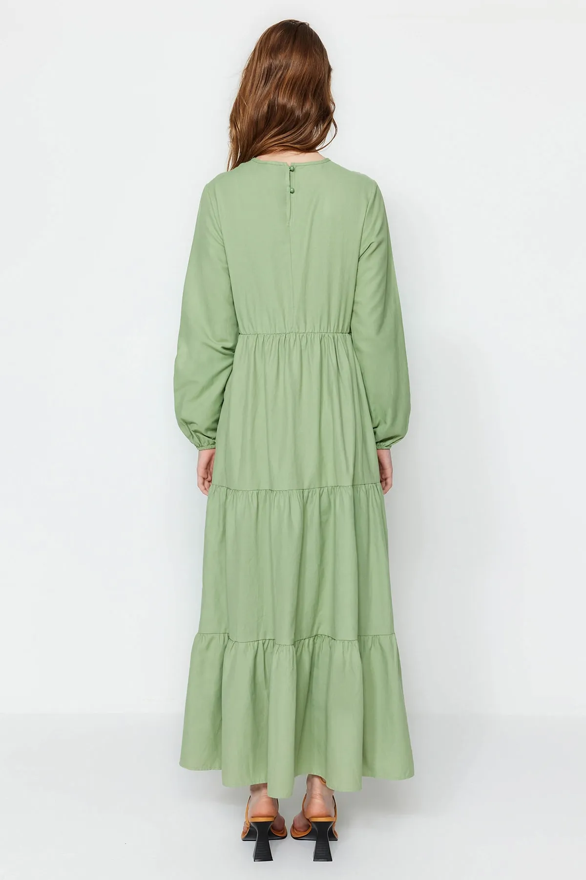 Trendyol Modest  Khakifarbenes, besticktes Webkleid mit Rüschendetail TCTSS22EB0004