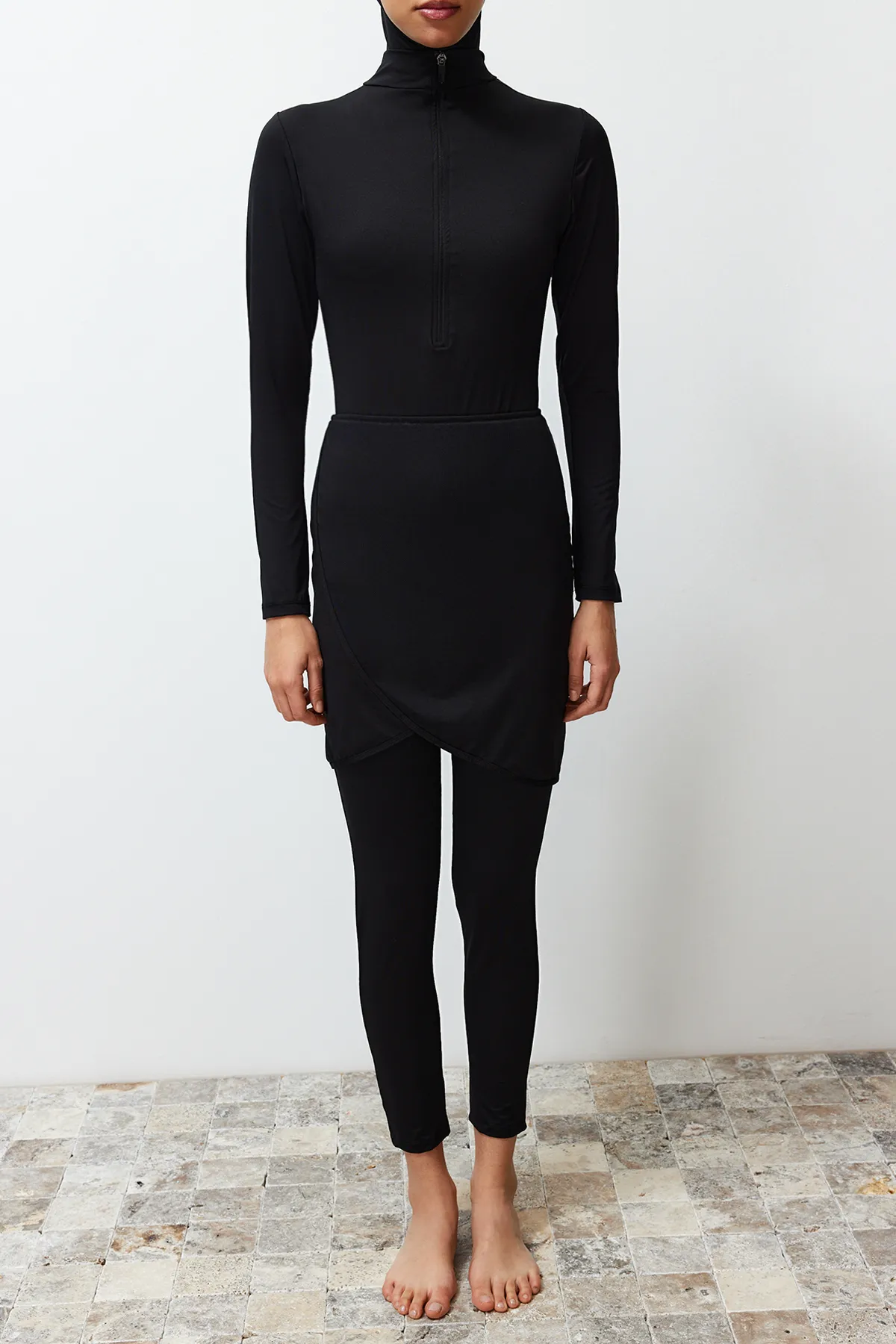 Trendyol Modest  Schwarzes, farbblockiertes Beachwear-Badeanzug-Set mit vollständiger Abdeckung, 4-teilig TCTSS24CF00003