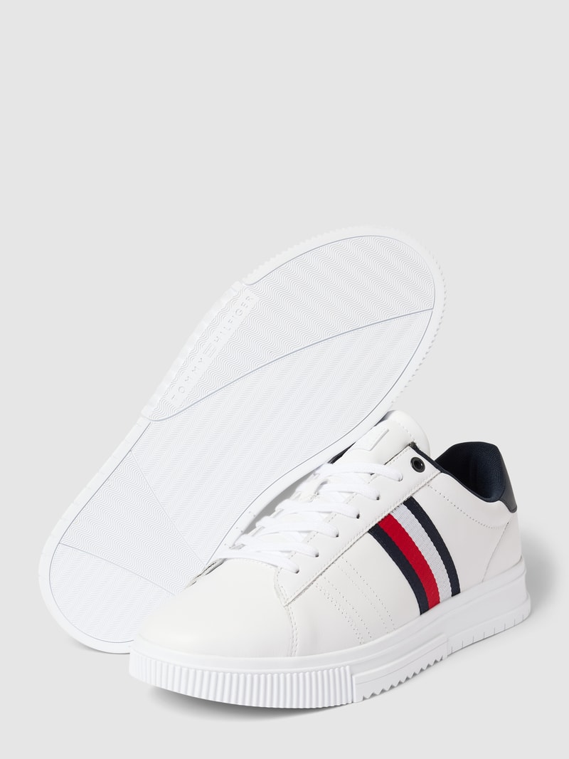 Sneaker mit Label-Detail in weiß