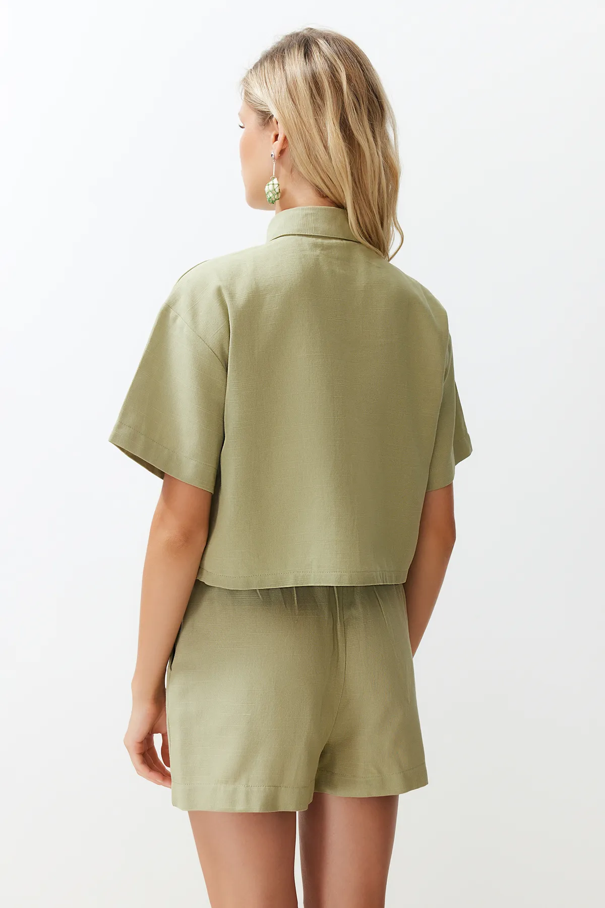Trendyol Collection  Grünes Hemd-Shorts-Set in gewebter Leinenoptik TBESS24AU00054