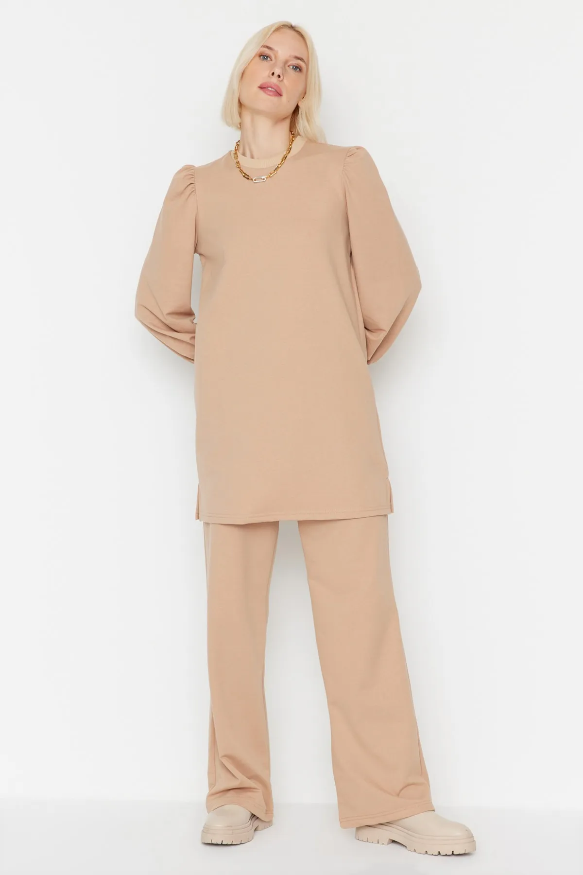 Trendyol Modest  Kamelfarbenes Tunika-Hosen-Strickset mit Schulterdetail TCTAW23US00183