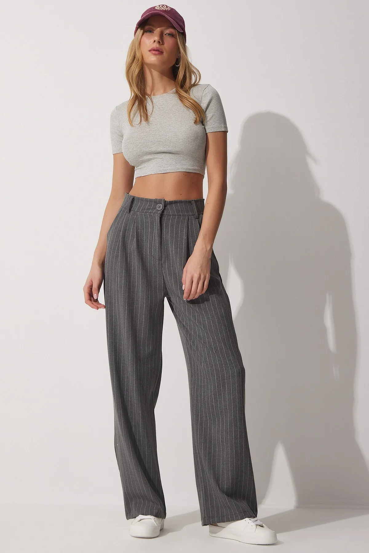 Happiness İstanbul  Graue, dünn gestreifte Darts-Hose mit weitem Bein für Damen HF00416