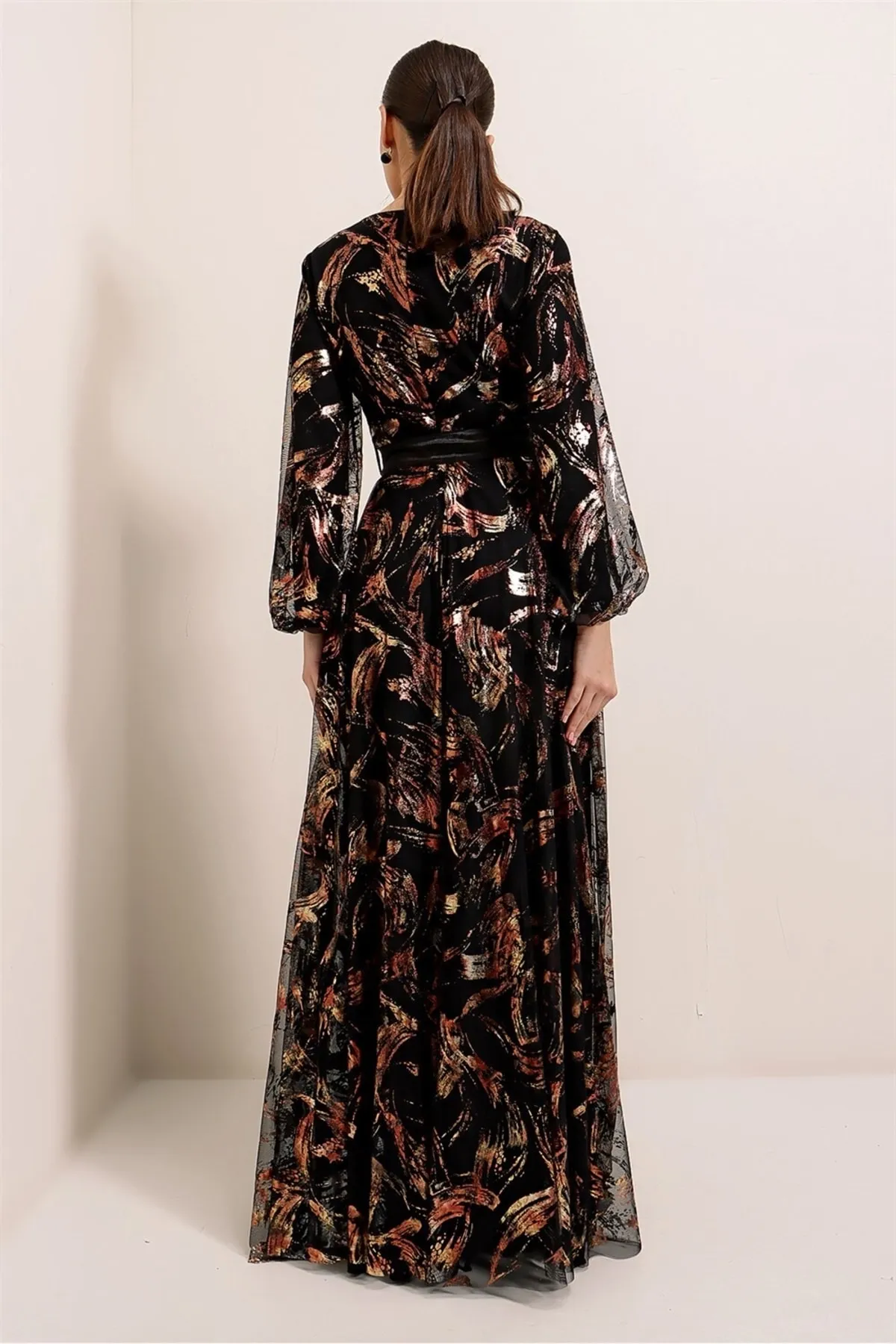 By Saygı  Vergoldetes langes Kleid mit Gürtel und Taillenfutter in Schwarz-Bronze