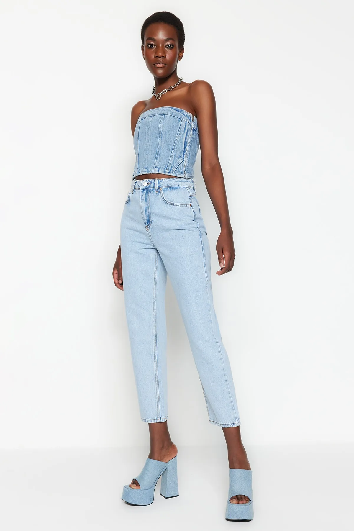 Trendyol Collection  Hellblaue gerade Jeans mit hoher Taille TWOSS23JE00089
