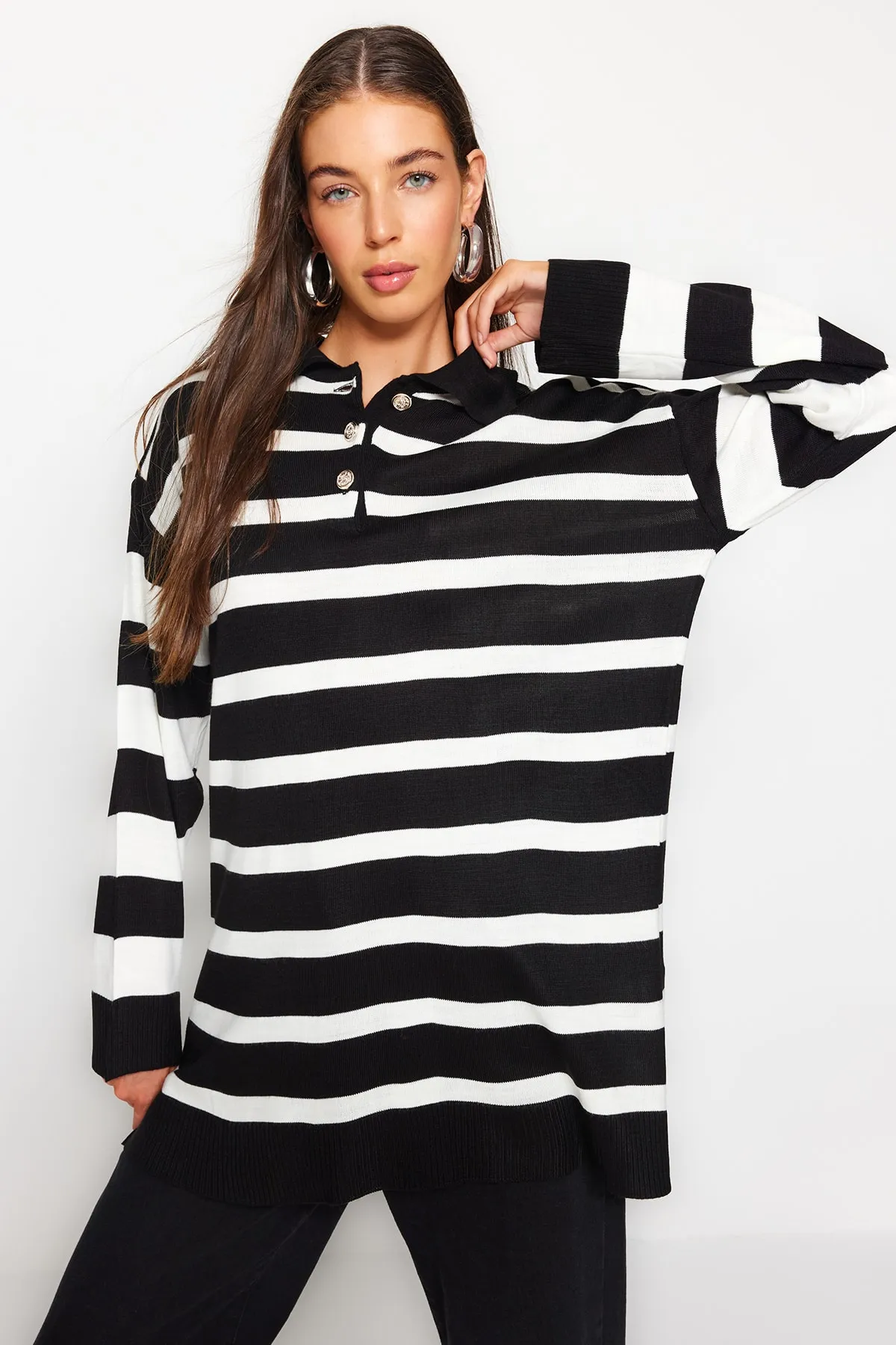 Trendyol Modest  Gestreifter Strickpullover mit Rollkragen in Schwarz und Weiß TCTAW24AK00045