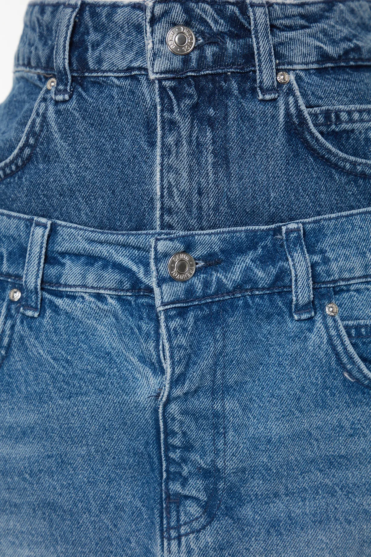 Trendyol Collection  Blauer Mini-Jeansrock mit hoher Taille und Blockfarbendetail TWOAW24ET00056