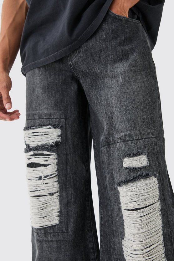 Lockere schwarze Jeans mit extremen Rissen
