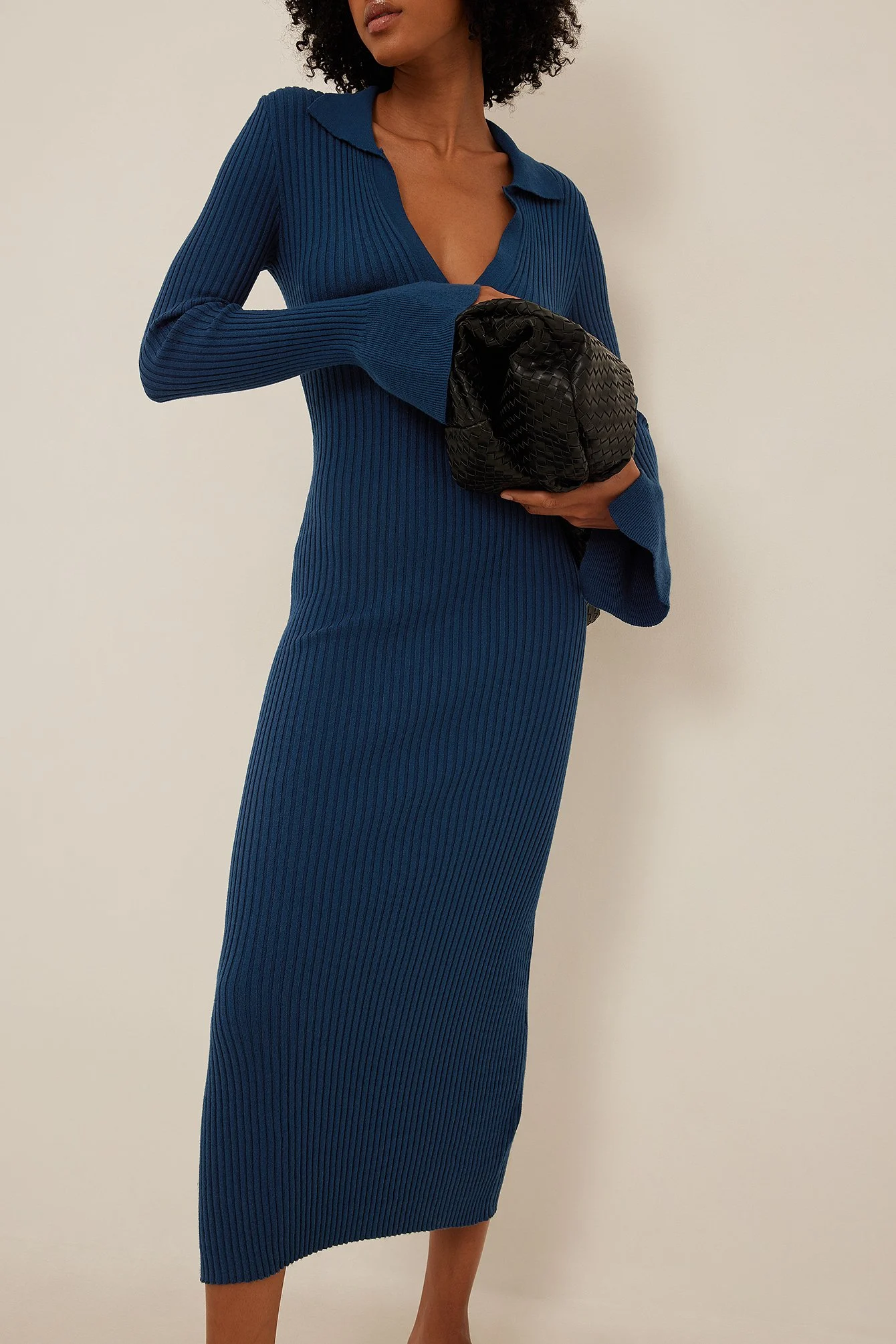 Rippenstrick-Kleid mit Trompetenärmeln