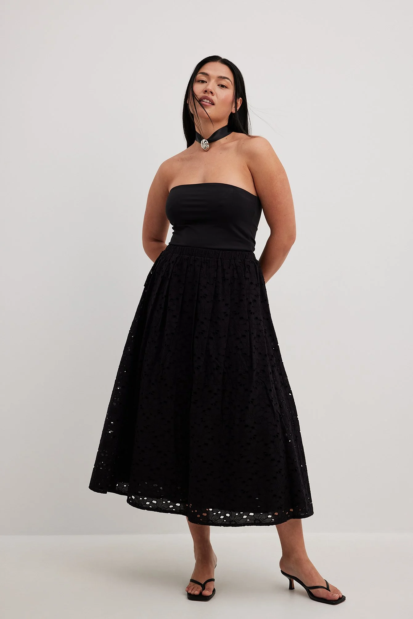 Midirock aus Broderie Anglaise
