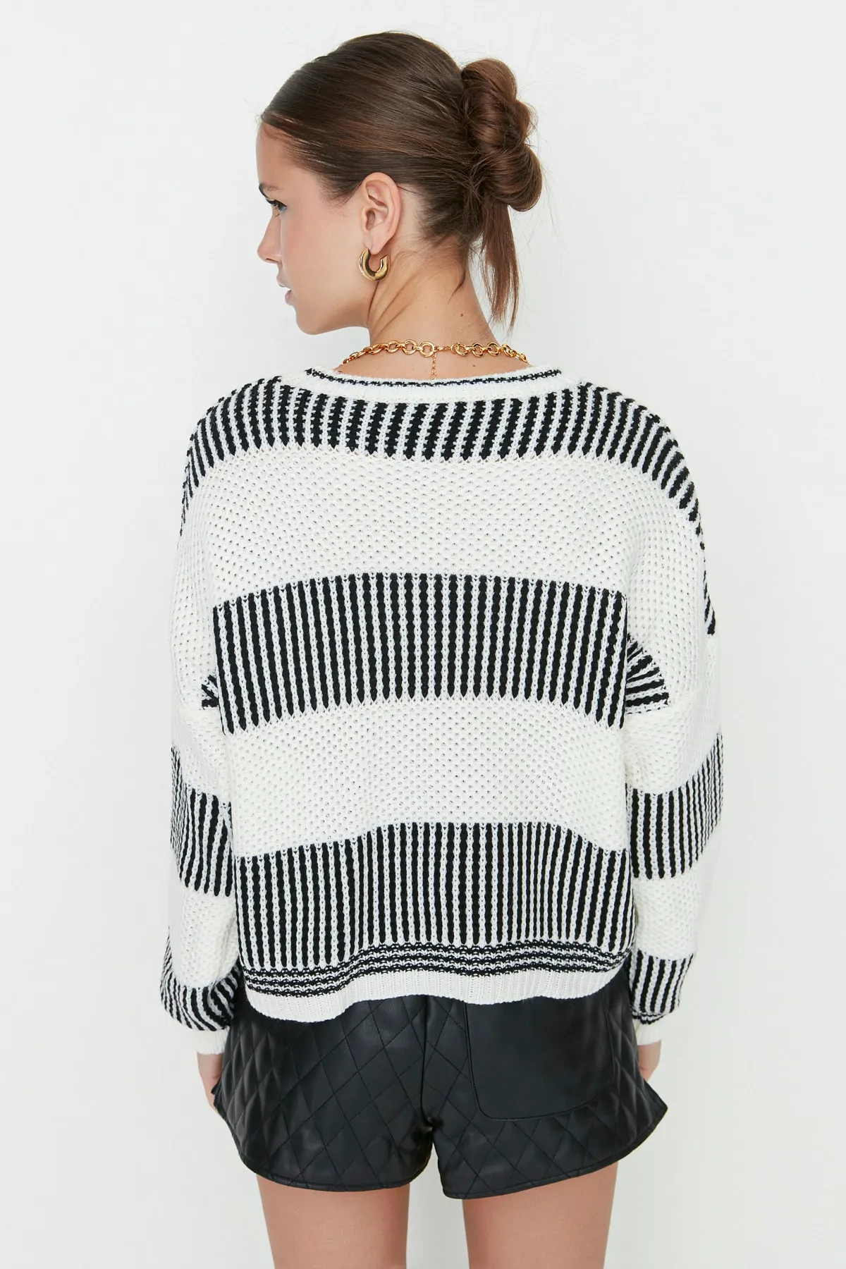 Trendyol Collection  Ecrufarbener Strickpullover mit Farbblockdesign TWOAW23KZ00012