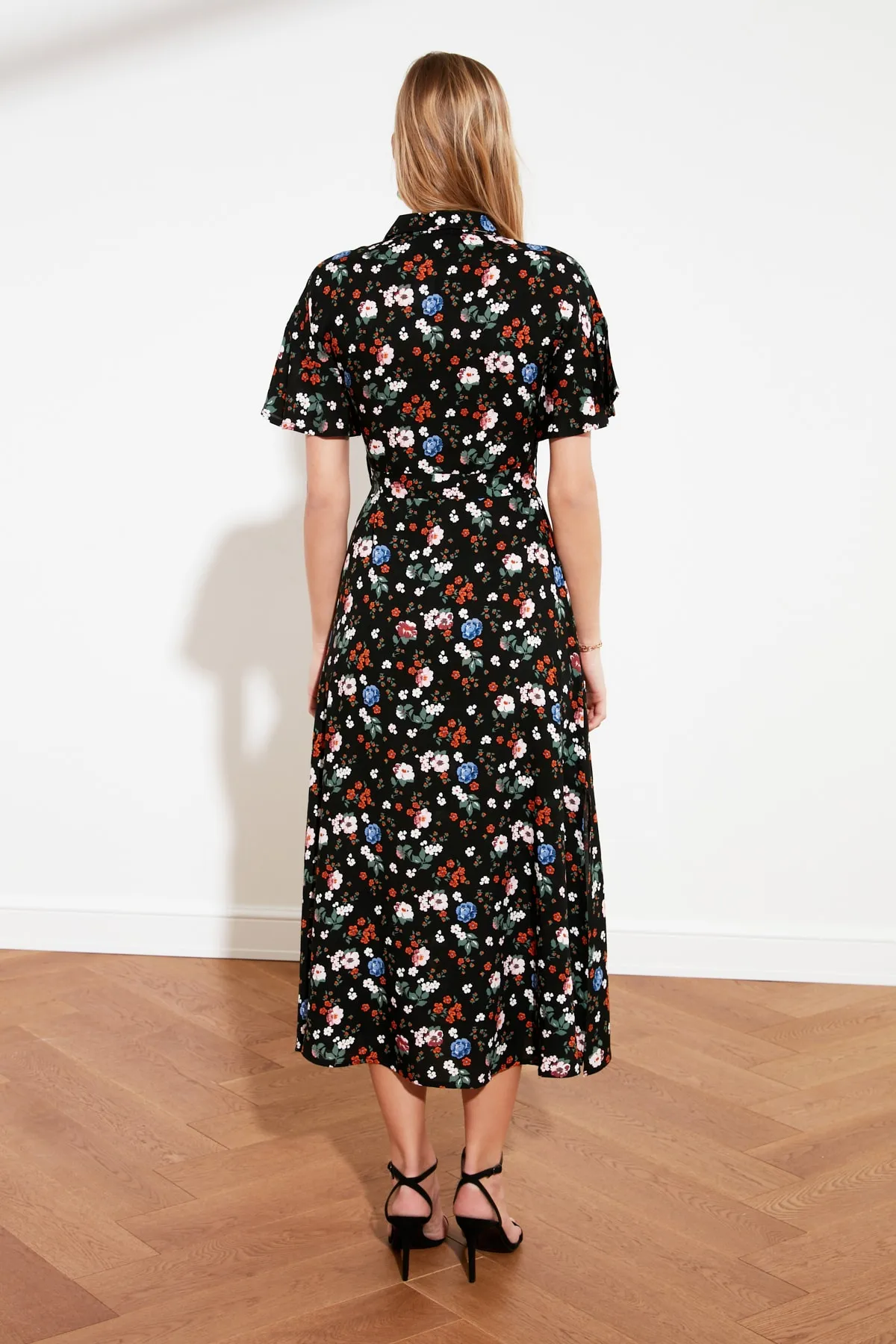 Trendyol Collection  Blaues Maxi-Hemdkleid aus gewebter Viskose mit Blumenmuster und Gürtel TWOSS19EL0094