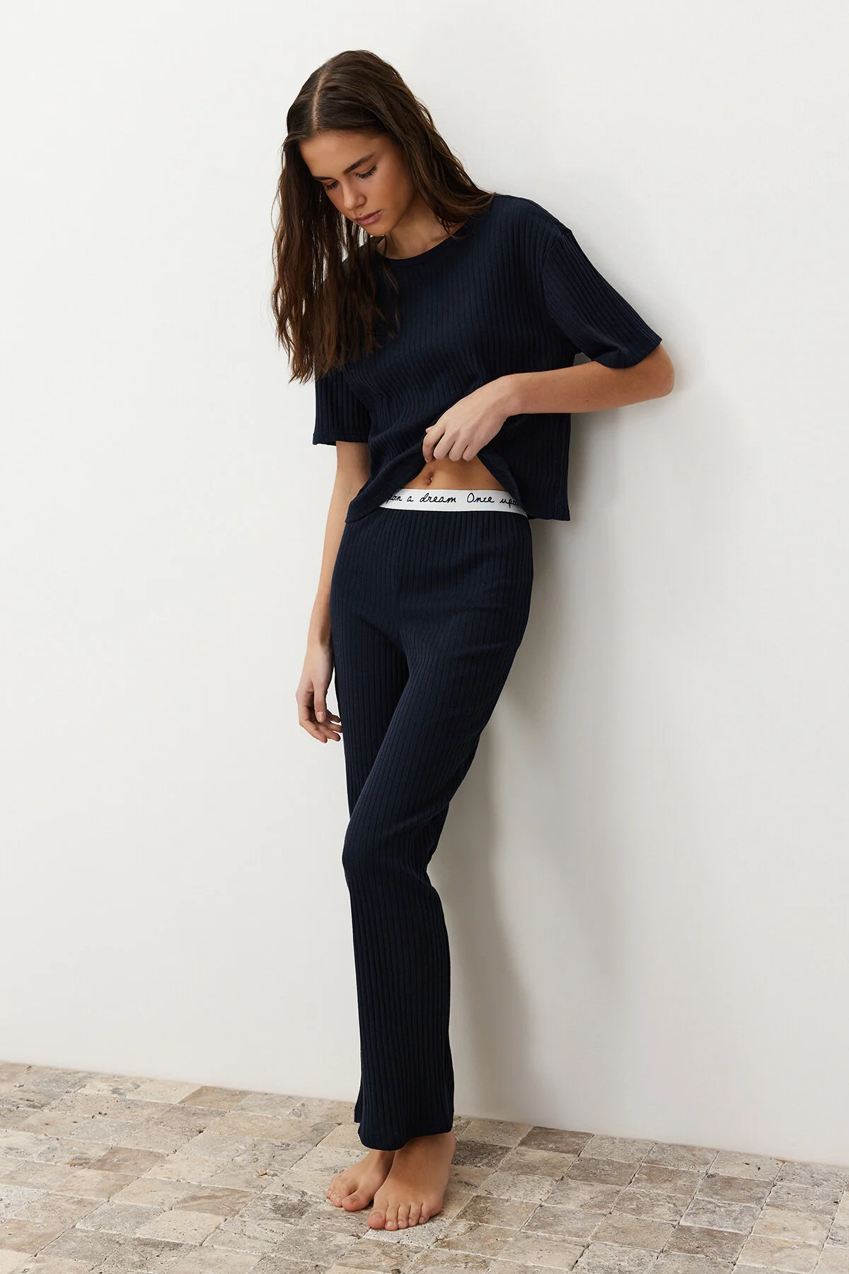 Trendyol Collection  Marineblauer Slogan-bedruckter, detaillierter Gummi-T-Shirt-Hose-Strickpyjama aus schnurgebundener Baumwolle THMSS21PT1016