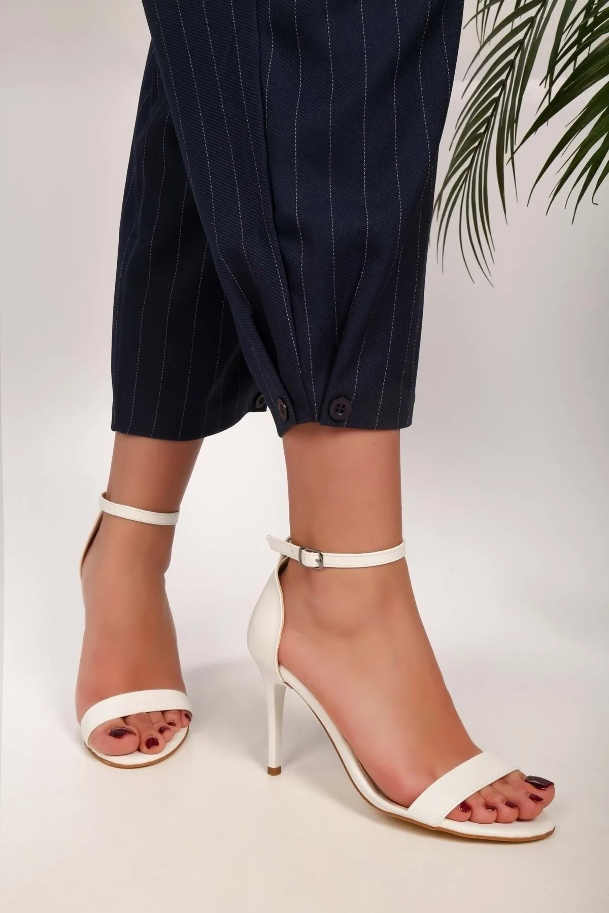 Shoeberry  Puirn White Skin Damenschuhe mit einzelnem Riemen und Absatz