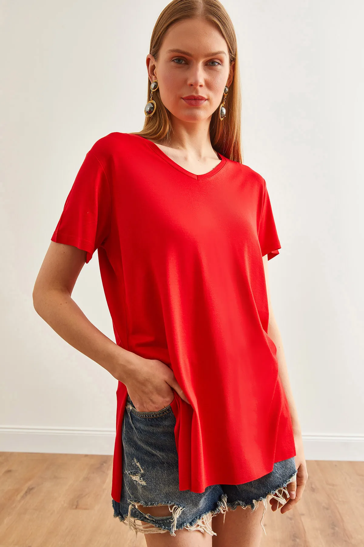 Olalook  Rotes Damen-T-Shirt mit V-Ausschnitt und Schlitz - TSH-19000582