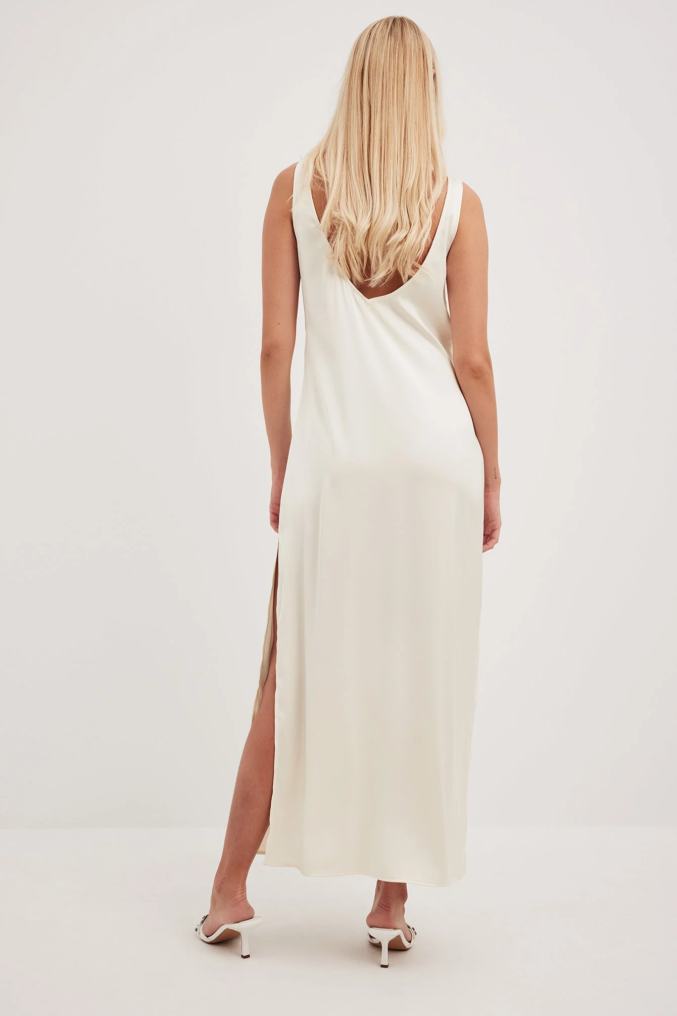 Maxikleid aus Satin mit Schlitzdetail