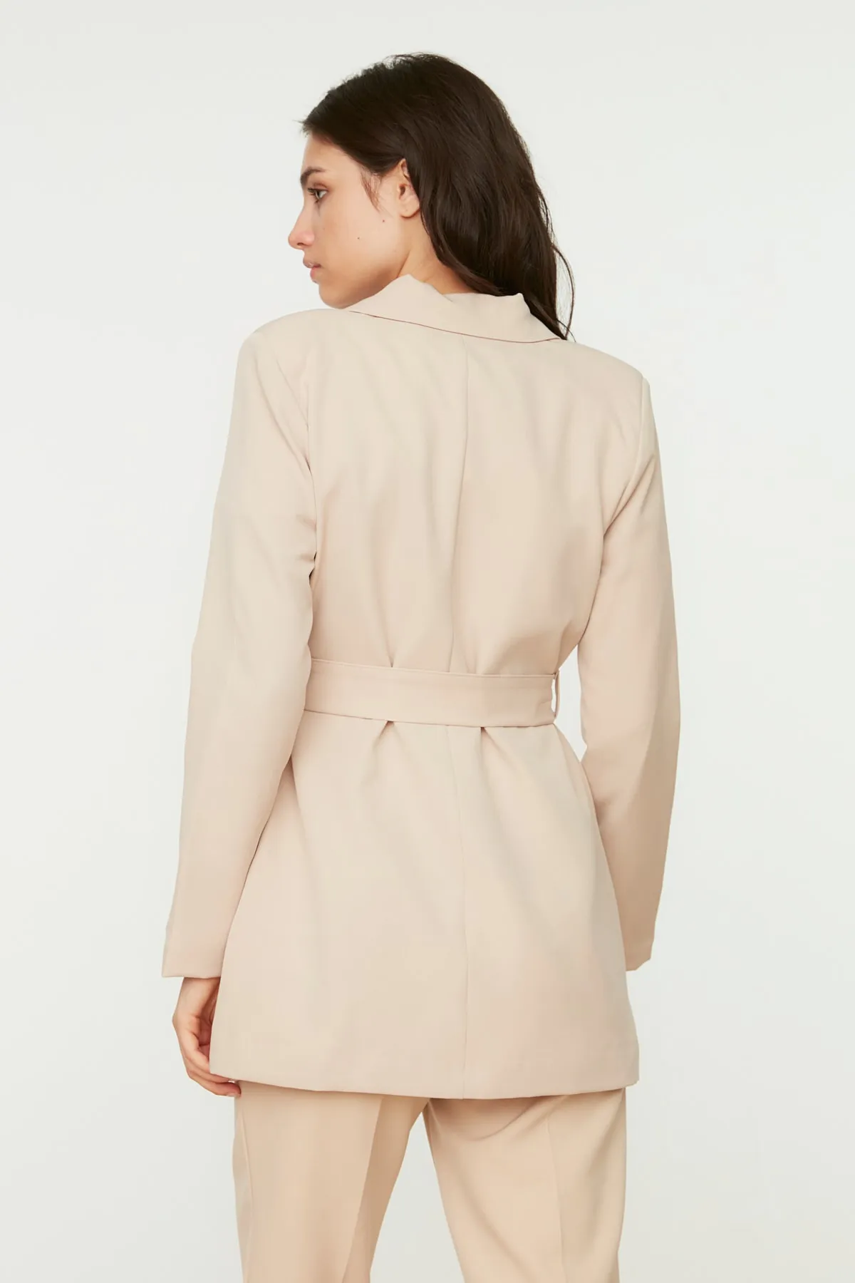 Trendyol Modest  Beigefarbene, gewebte Blazer-Jacke mit Taschendetail und Gürtel TCTAW22CK0031