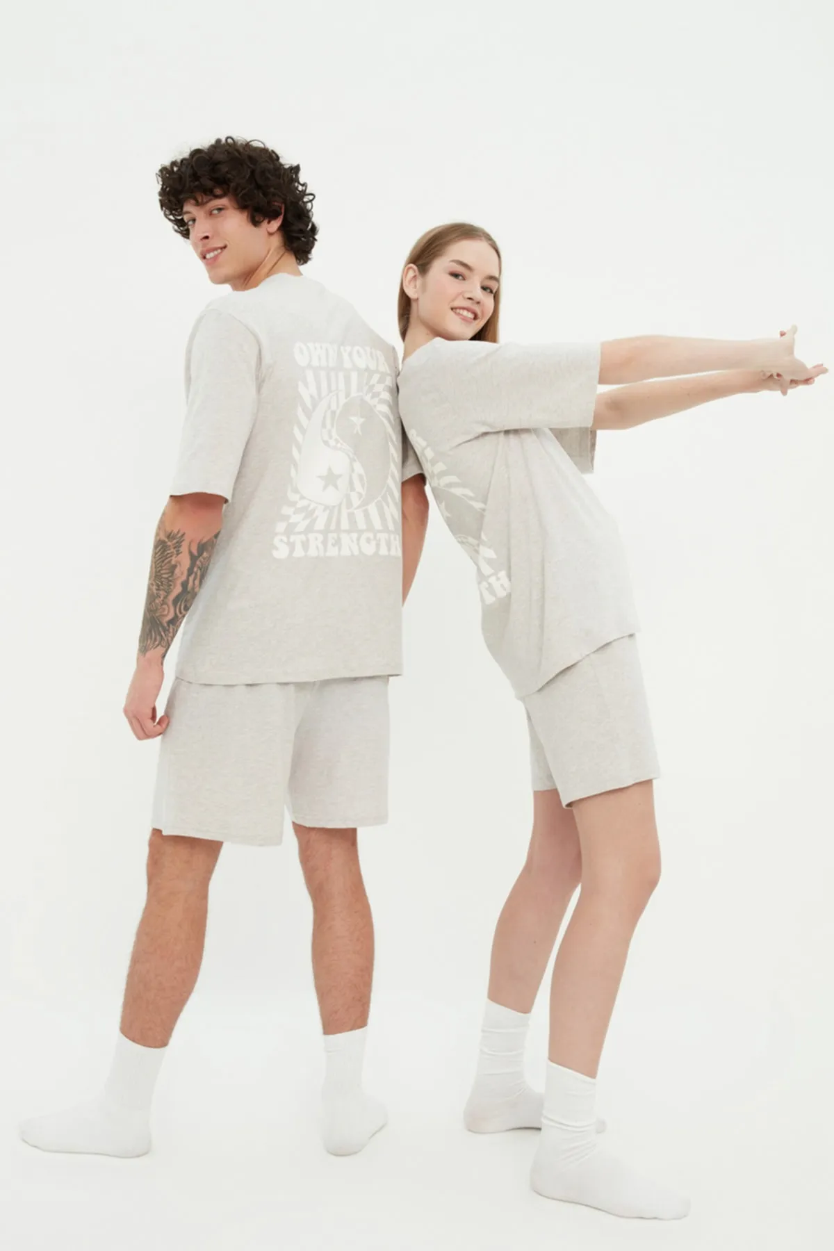 Trendyol Collection  Graues gestricktes Unisex-Pyjama-Set mit T-Shirt-Shorts und Slogan-Aufdruck aus 100 % Baumwolle THMSS22PT0694