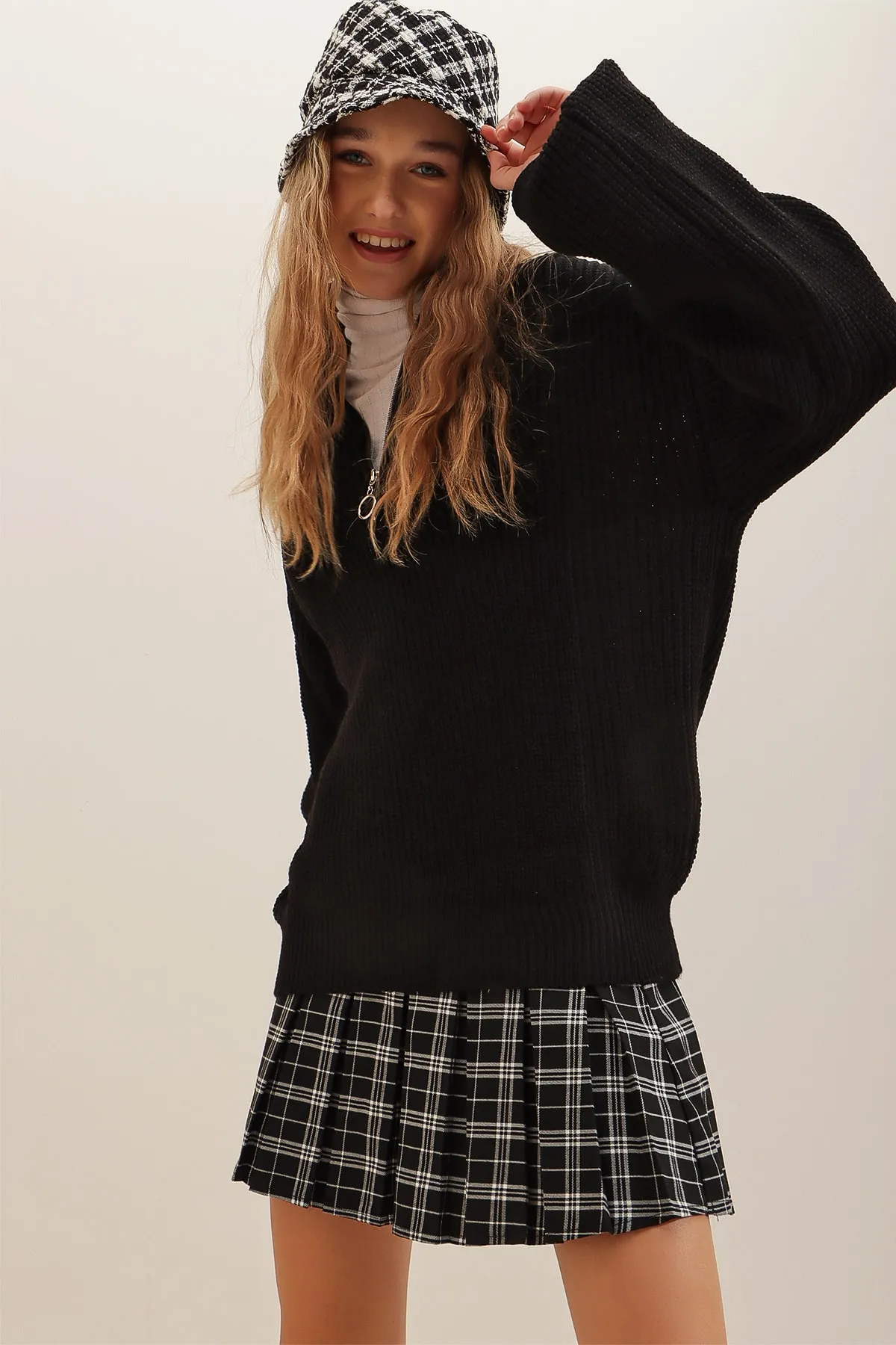 Trend Alaçatı Stili  Schwarzer Damen-Strickpullover Thessaloniki mit Stehkragen und Reißverschluss vorne ALC-X7222