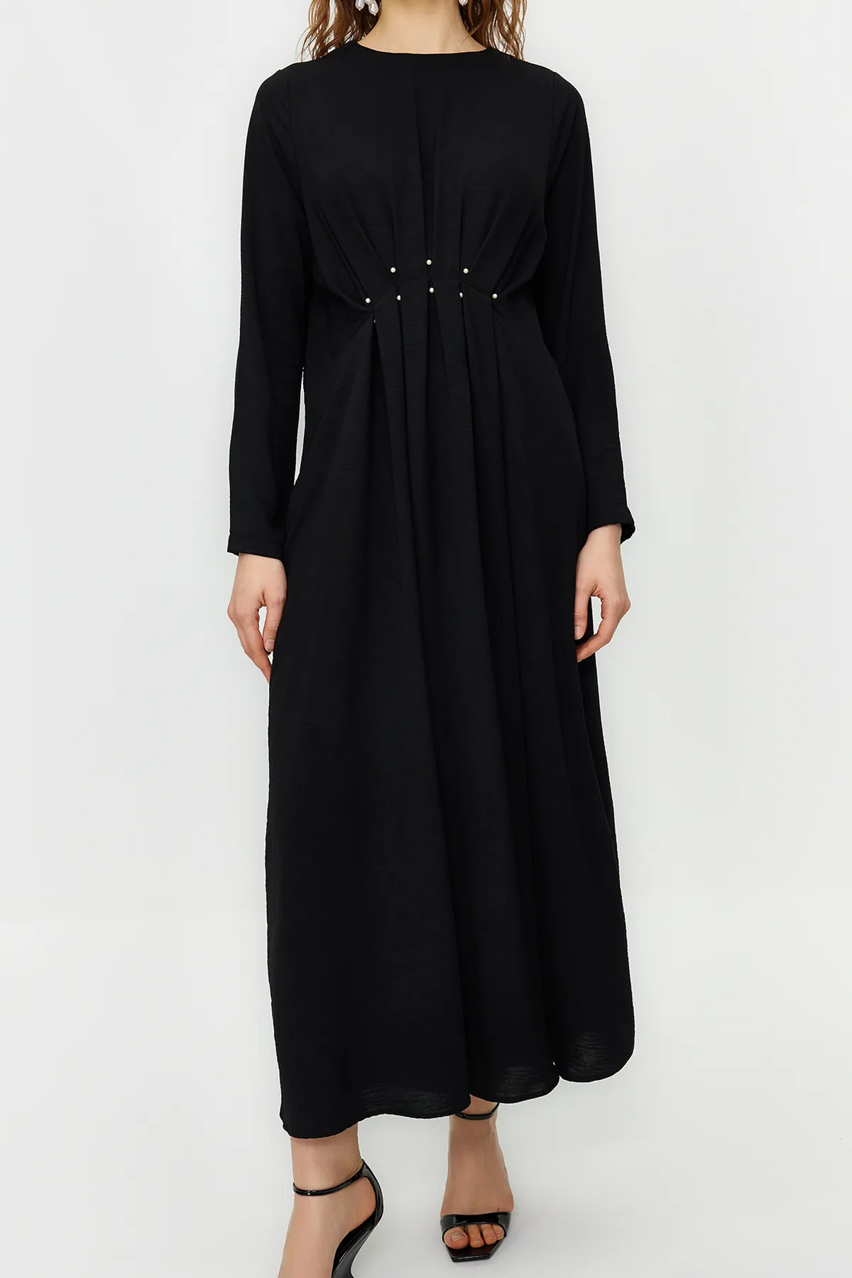 Trendyol Modest  Schwarzes, mit Perlen besetztes Aerobin-Webkleid TCTSS24EB00030