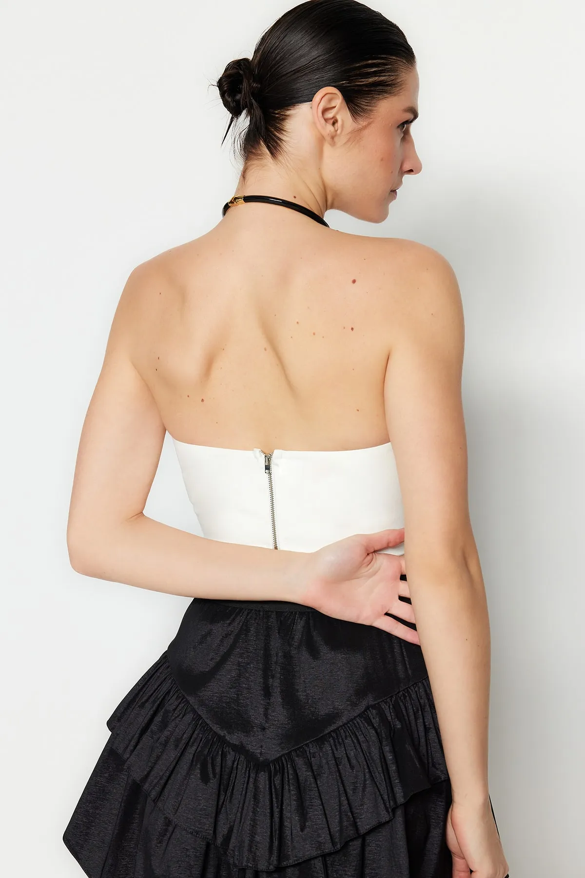 Trendyol Collection  Ecrufarbenes, bauchfreies, gefüttertes Bustier aus Webstoff TPRSS22BS0065