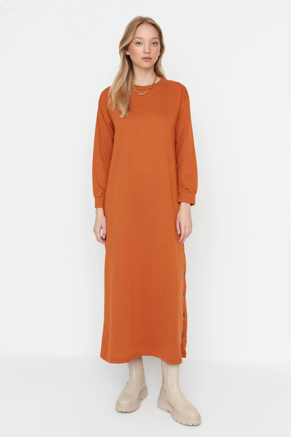 Trendyol Modest  Gestricktes Kleid mit geknöpftem Kachelsaum TCTAW23EB00214