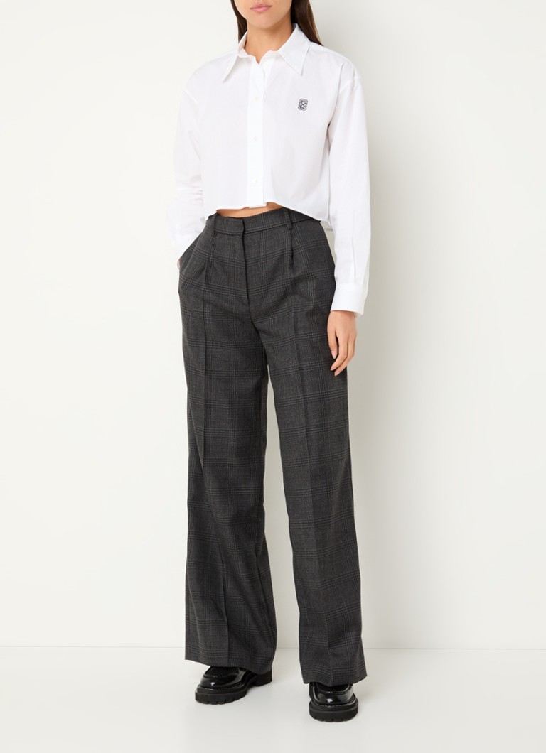 Pantaloni Sandro cu talie înaltă și croială largă, confecționați din lână virgină în carouri, în stil clasic.