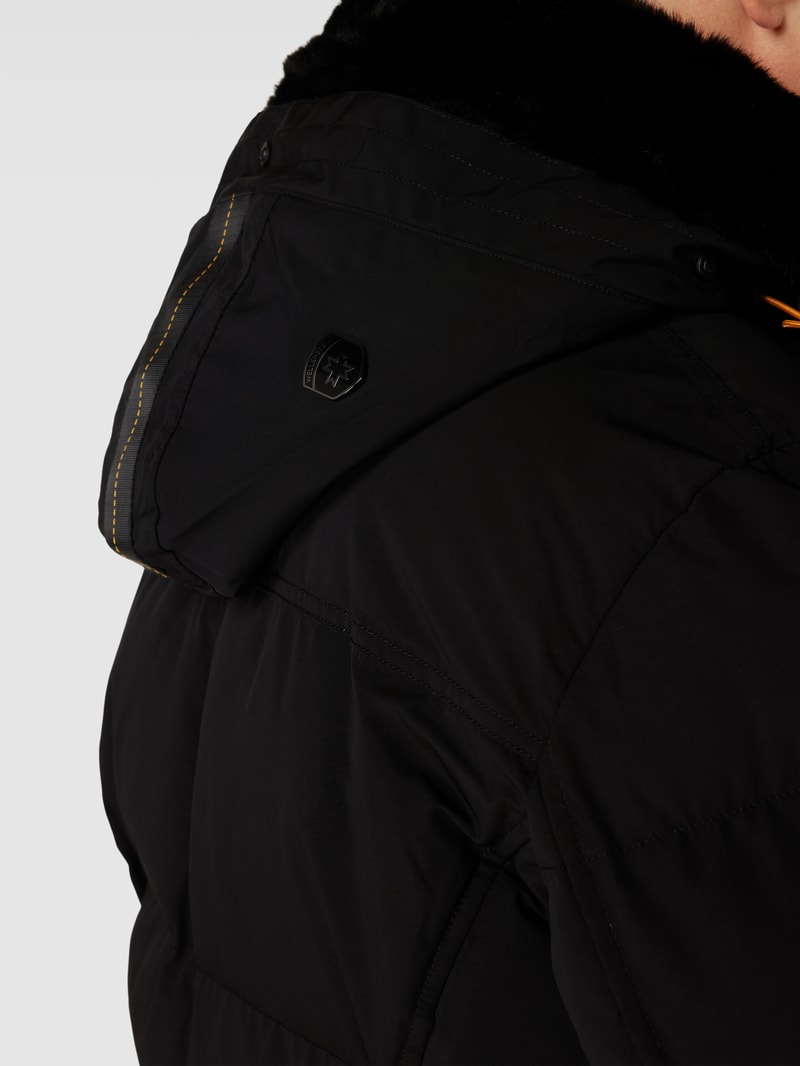 Steppjacke mit Label-Patch in schwarz