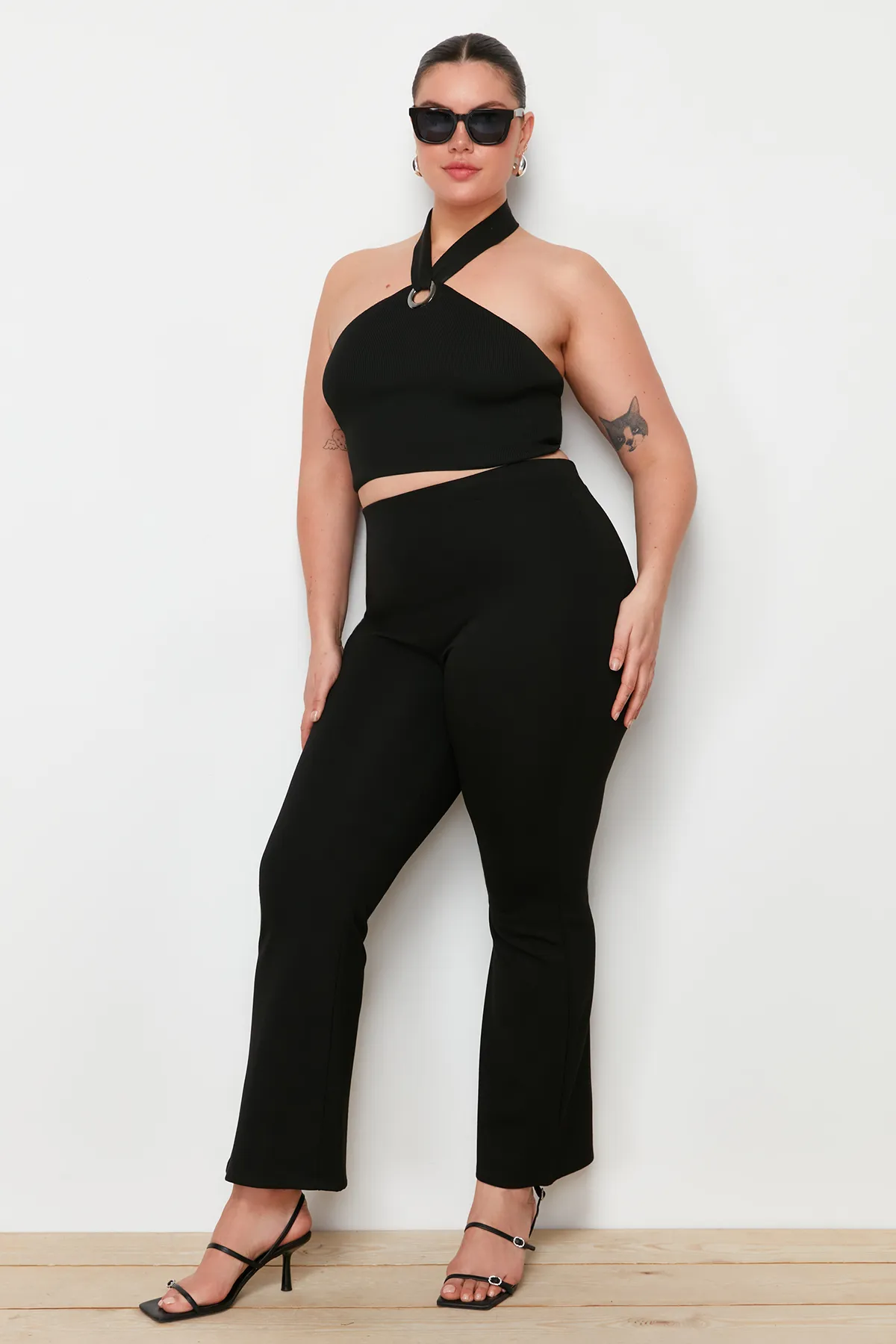 Trendyol Curve  Schwarze Strickhose mit spanischem Bein und hoher Taille TBBAW23AR00031