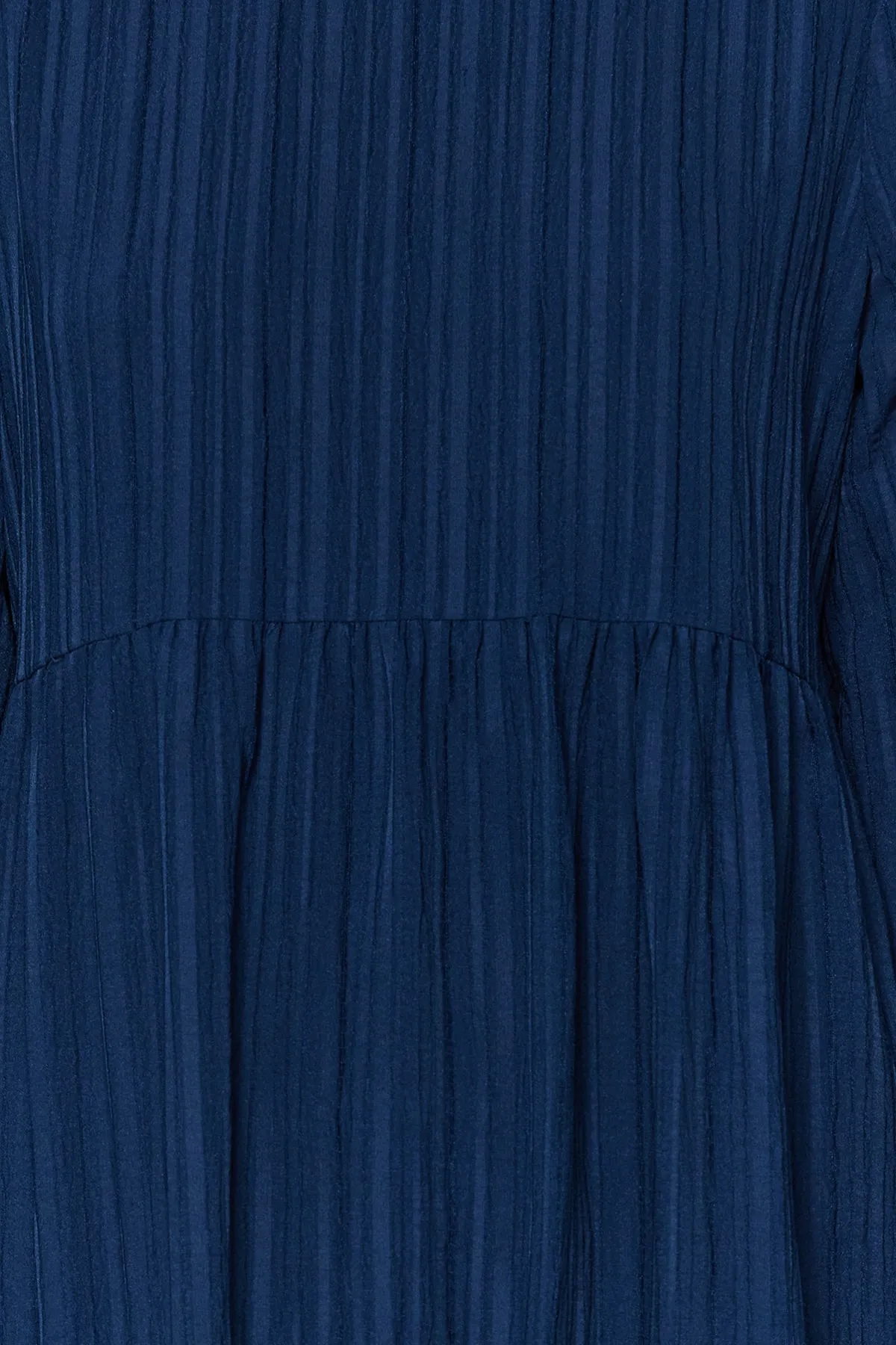 Trendyol Modest  Marineblaues Crinkle-Gewebtes Kleid mit Stehkragen und weiter Passform TCTSS22EB00171