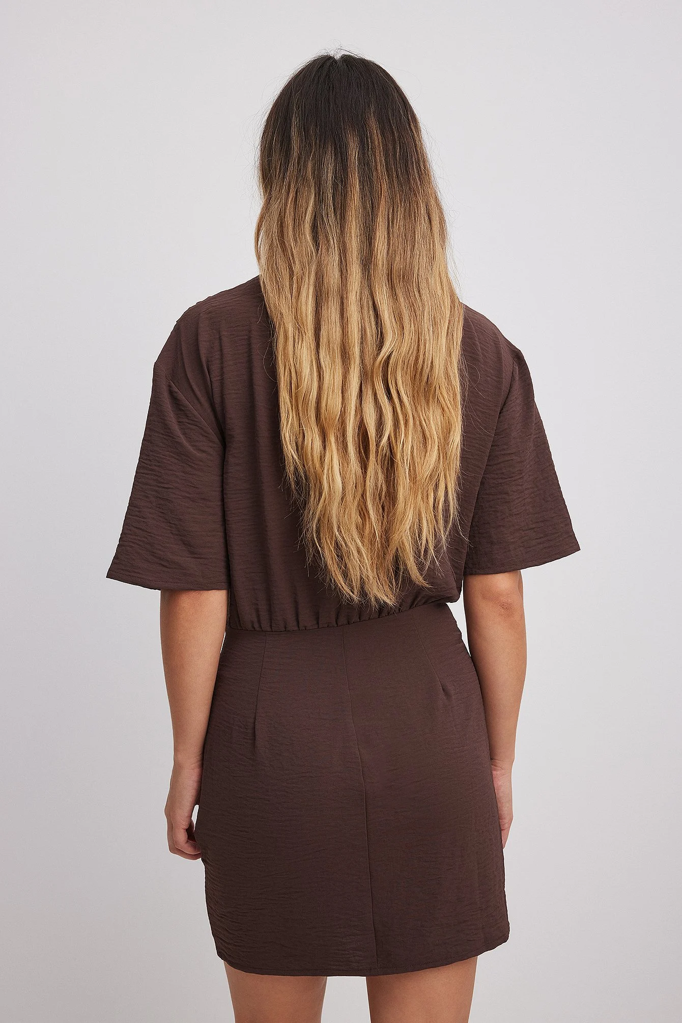 Minikleid mit Trichterausschnitt