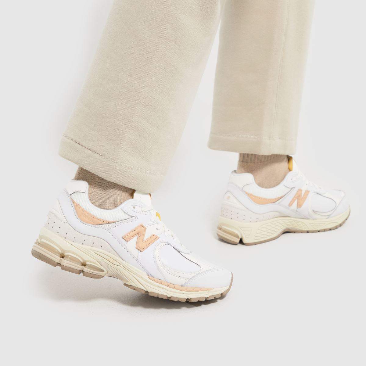 New Balance 2002r sportcipő fehér és bézs színben