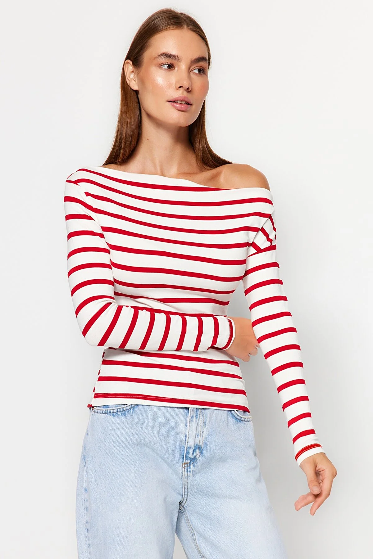 Trendyol Collection  Rot gestreifte, taillierte Strickbluse aus hochwertigem, weichem Stoff mit U-Boot-Ausschnitt TWOAW24BZ00227