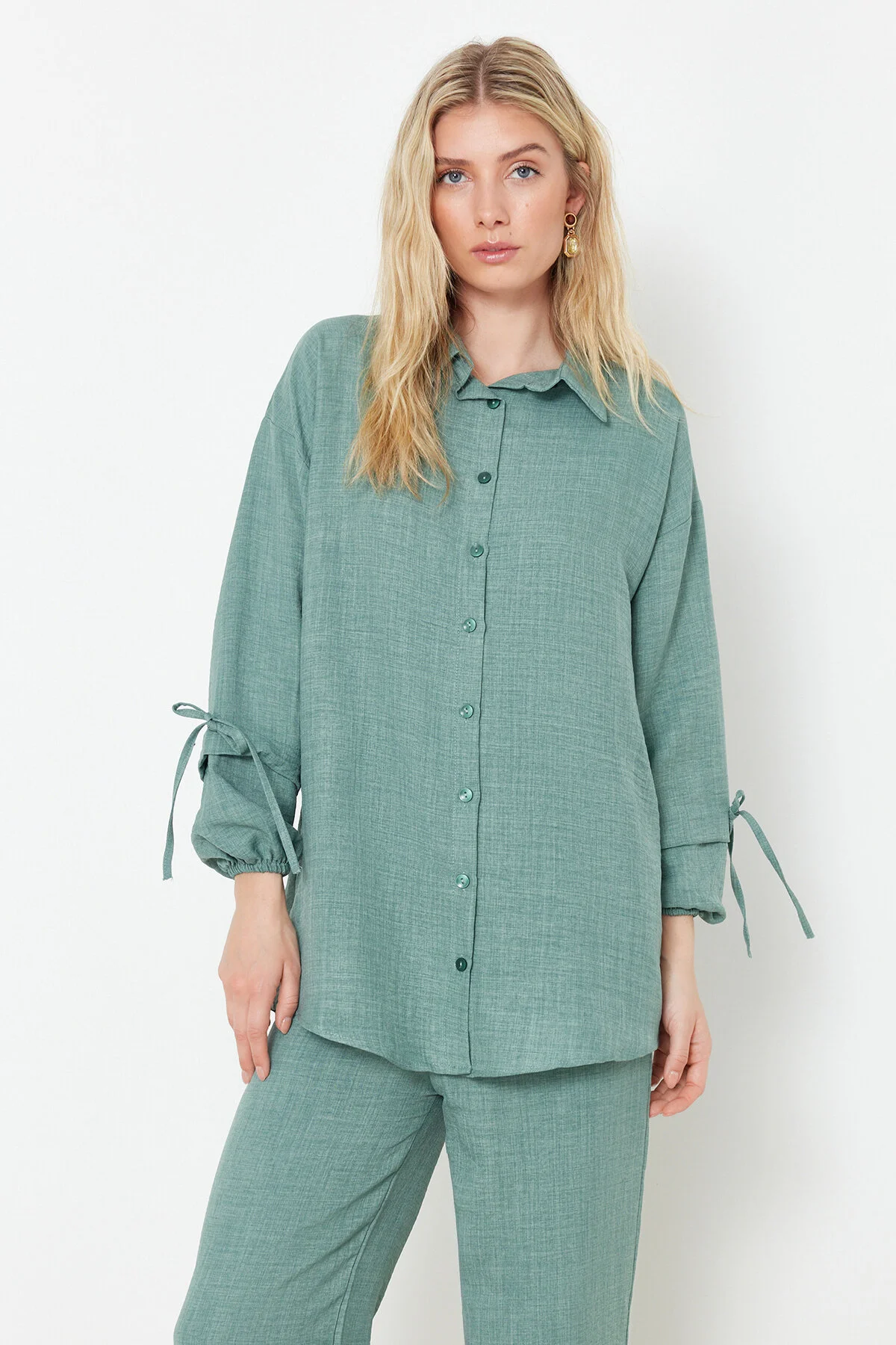 Trendyol Modest  Mintgrünes Set aus gewebtem Oberteil und Unterteil in Leinenoptik TCTSS24US00062