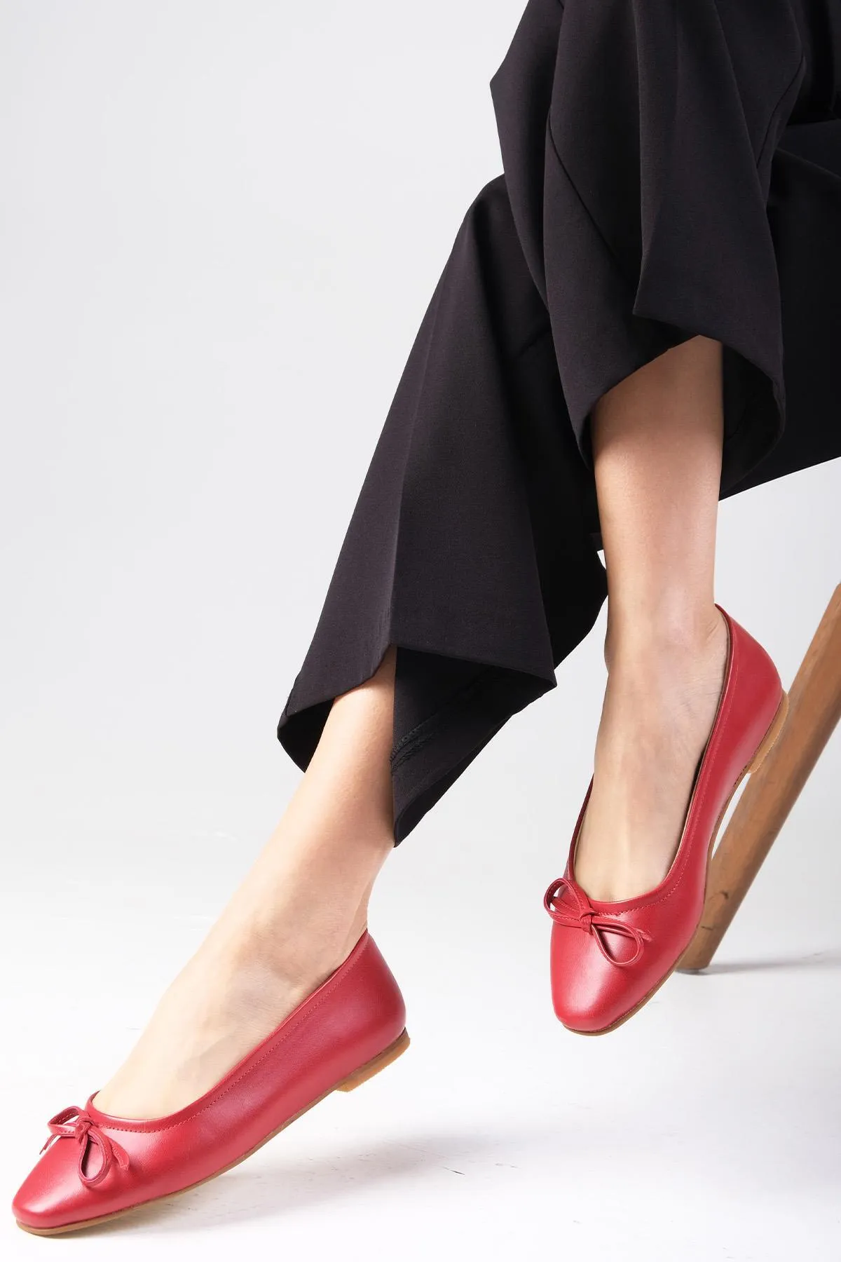 Mio Gusto  Nelly Damen Ballerina-Schuhe mit Schleife in Rot und stumpfer Zehenpartie