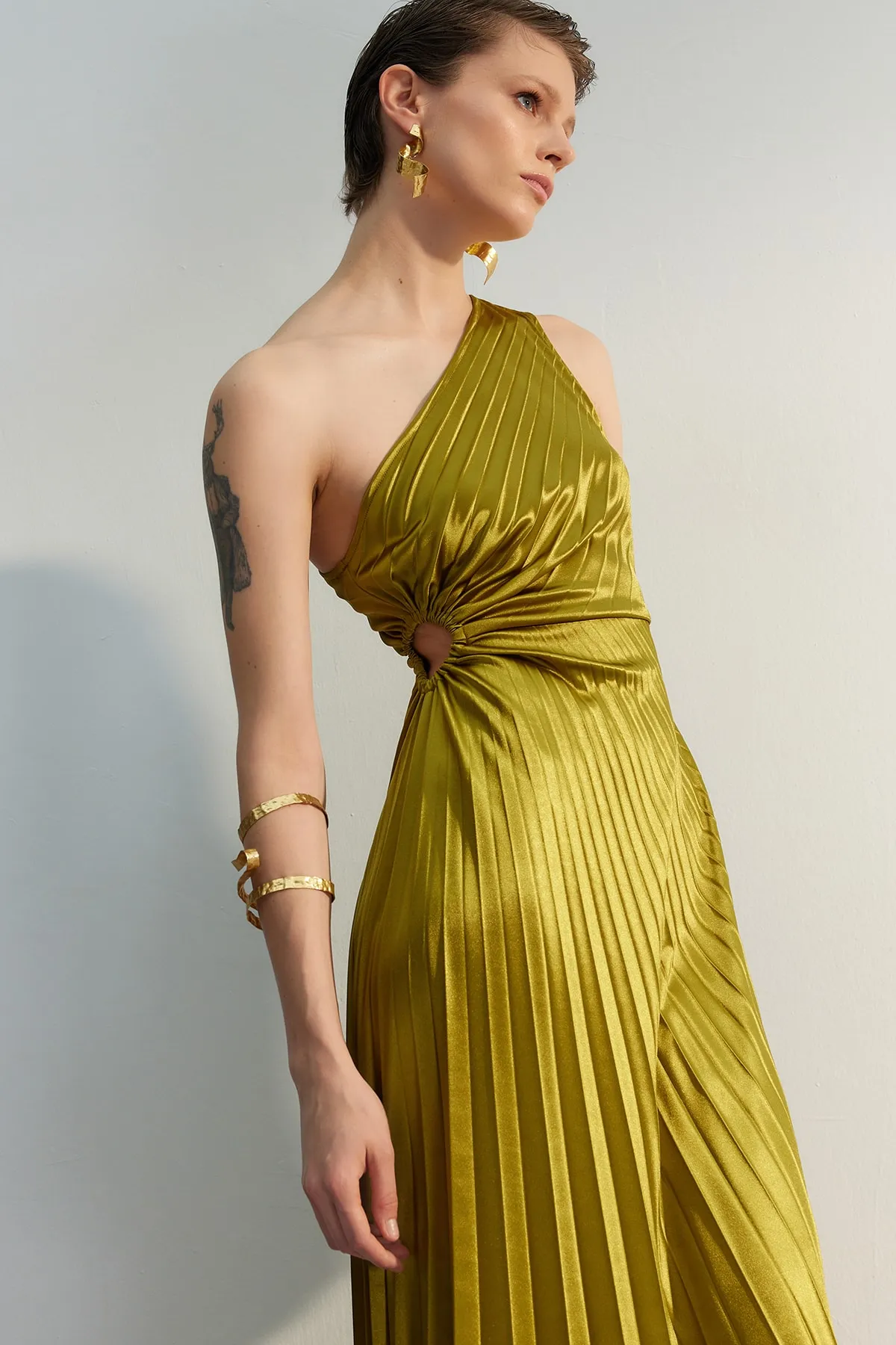 Trendyol Collection  Hellgrünes asymmetrisches Strick-Abendkleid aus Satin mit Faltendetails TPRSS23EL00557