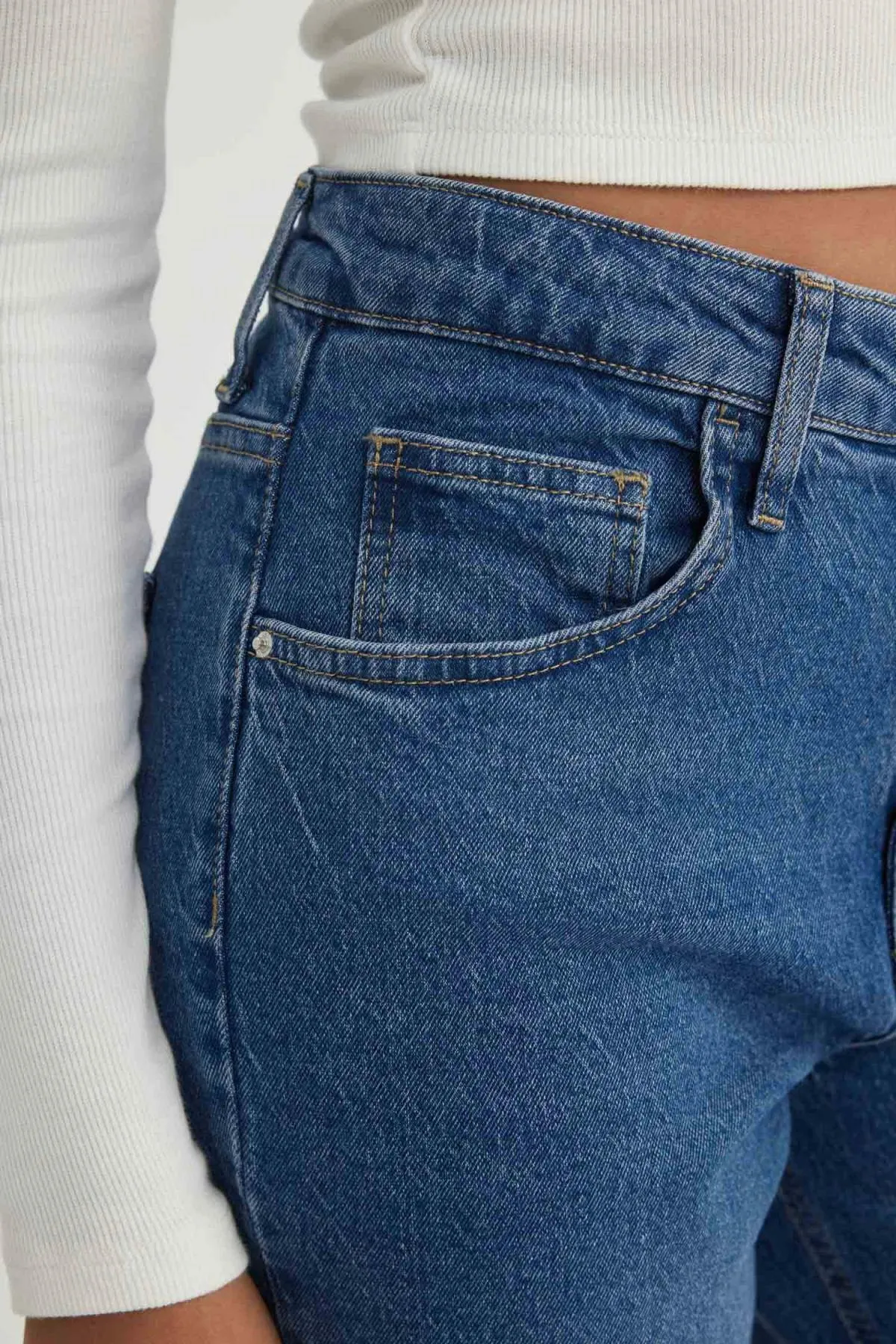DeFacto  Lina Comfort Mom Fit - Jeans mit hoher Taille und Knöchellänge B5472ax23cw