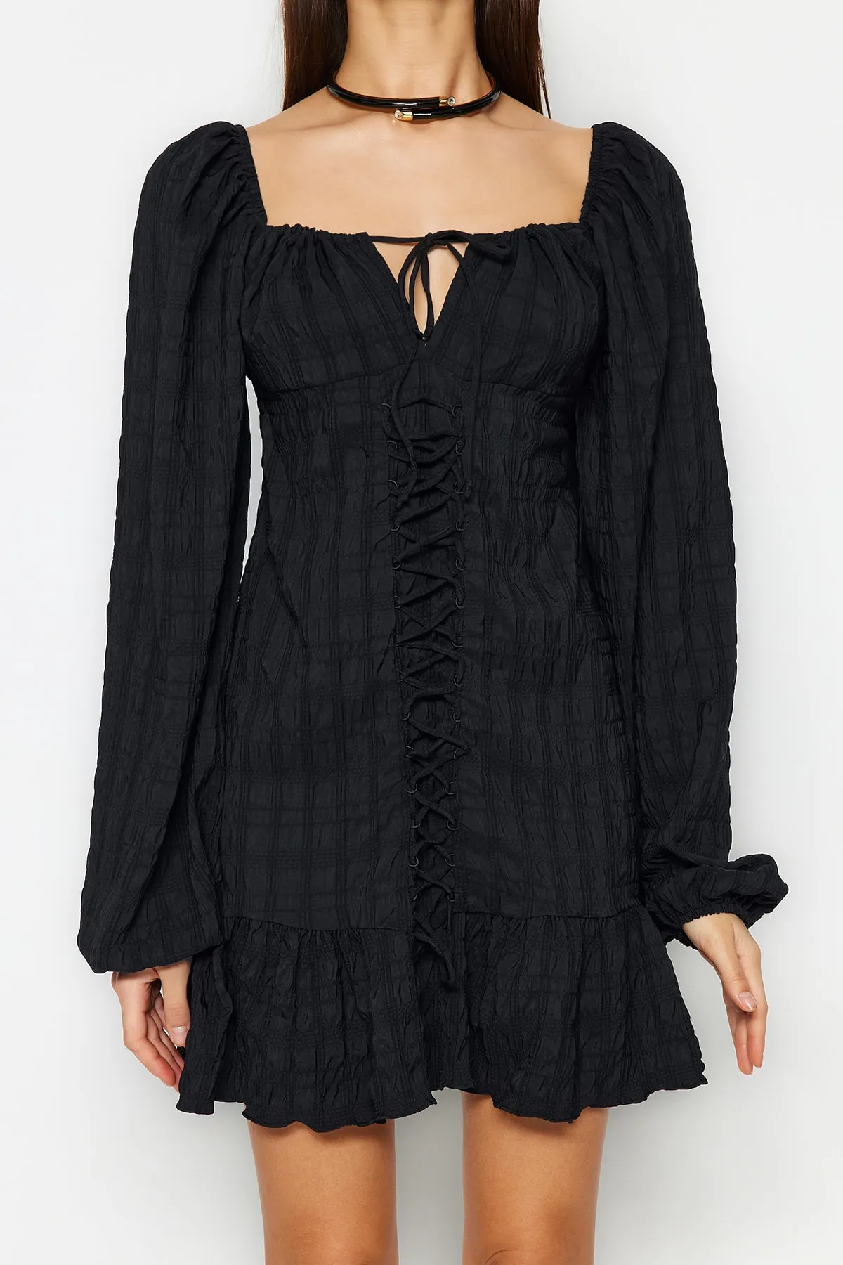 Trendyol Collection  Schwarzes, tailliertes, strukturiertes Abendkleid TPRSS23EL00024